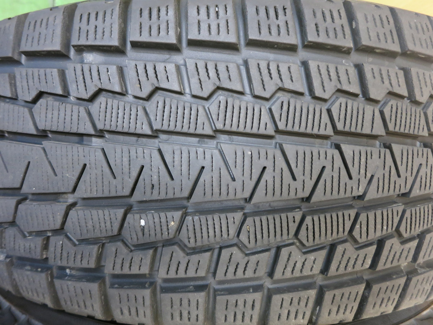 [送料無料]バリ溝！18年！8.5分★スタッドレス 225/60R17 ヨコハマ アイスガード G075 タイヤ 17インチ アルファード RAV4 ハリアー エルグランド等★★2112203Hスタ