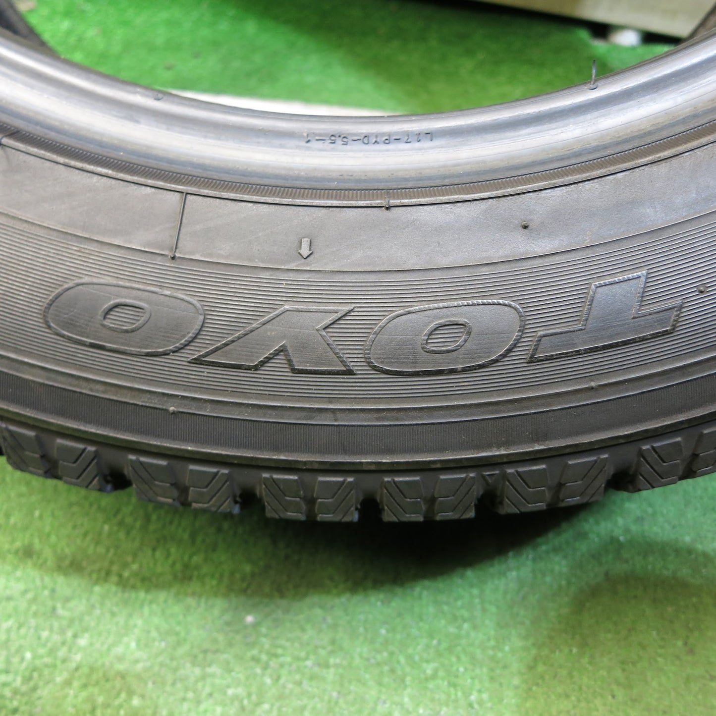 [送料無料]バリ溝！9.5分★スタッドレス 225/55R17 トーヨー ガリット G5 タイヤ 17インチ アルファード ヴェルファイア フーガ 等★3062115Hスタ
