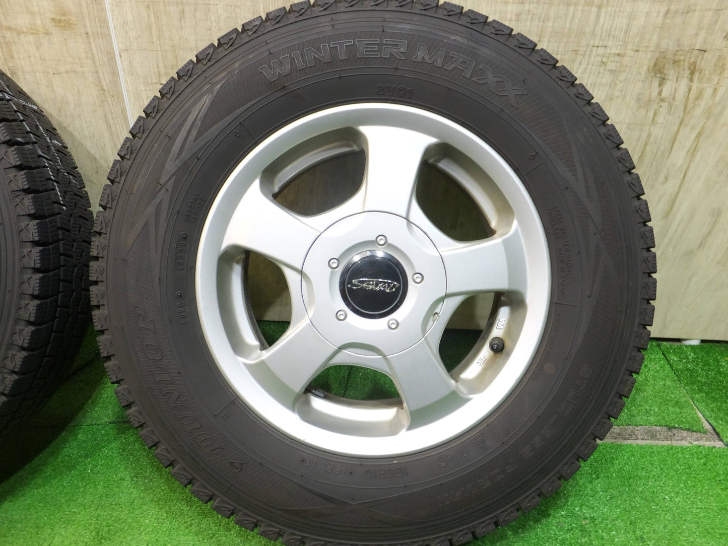 [送料無料]バリ溝！20年！9.5分以上★スタッドレス 165R13 6PR ダンロップ ウインターマックス SV01 SEVAL 社外 アルミ 13インチ PCD100 114.3/4H★2082902Hス