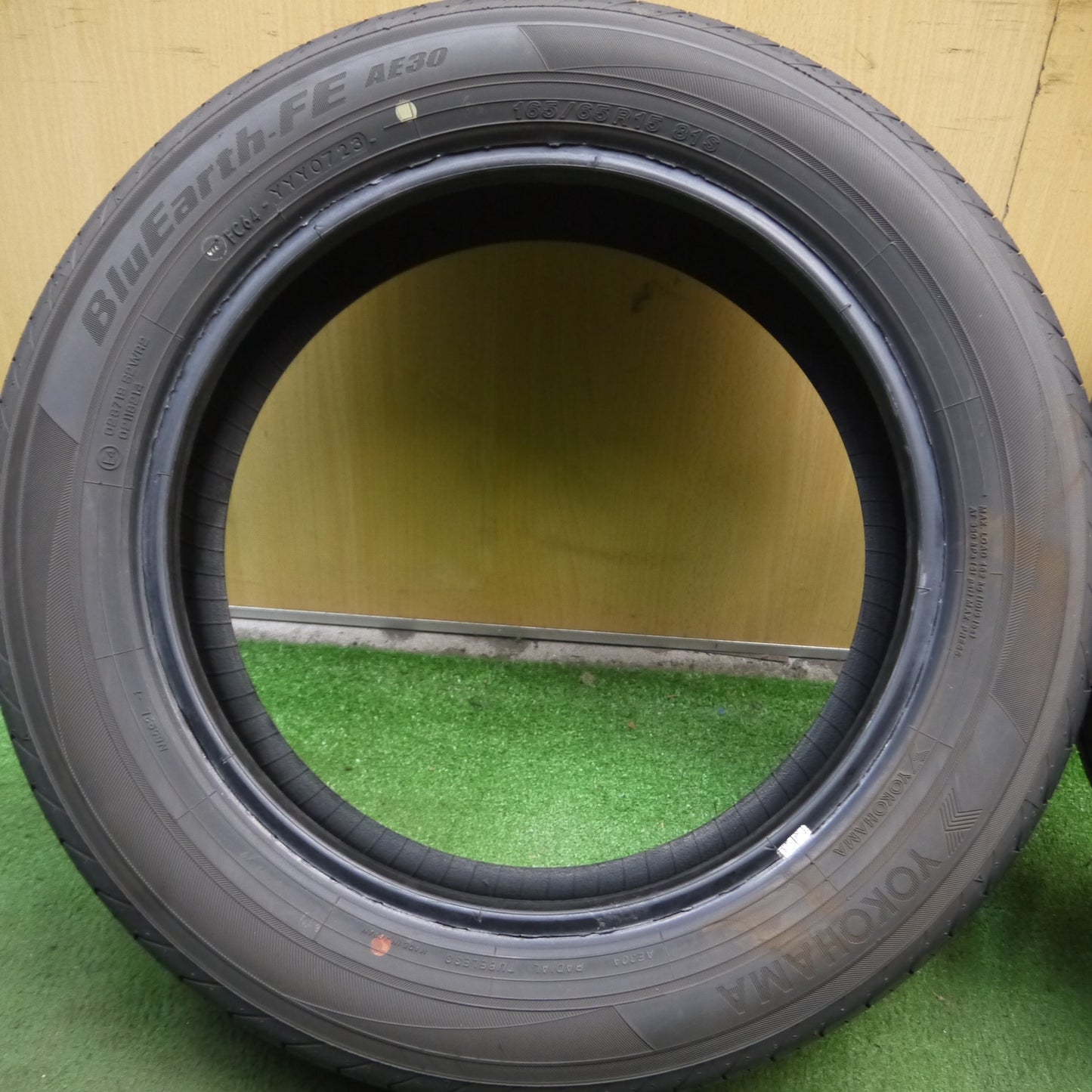 *送料無料*バリ溝！23年！ほぼ10分★165/65R15 ヨコハマ BluEarth-FE AE30 タイヤ 15インチ タフト ソリオ 等★3121506Hノタ