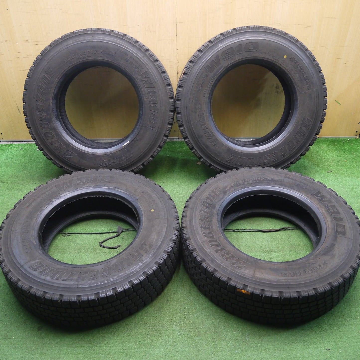 [送料無料]バリ溝！22年！8.5分★トラック タイヤ 225/80R17.5 123/122L スタッドレス ブリヂストン W910 17.5インチ★3041801クスタ