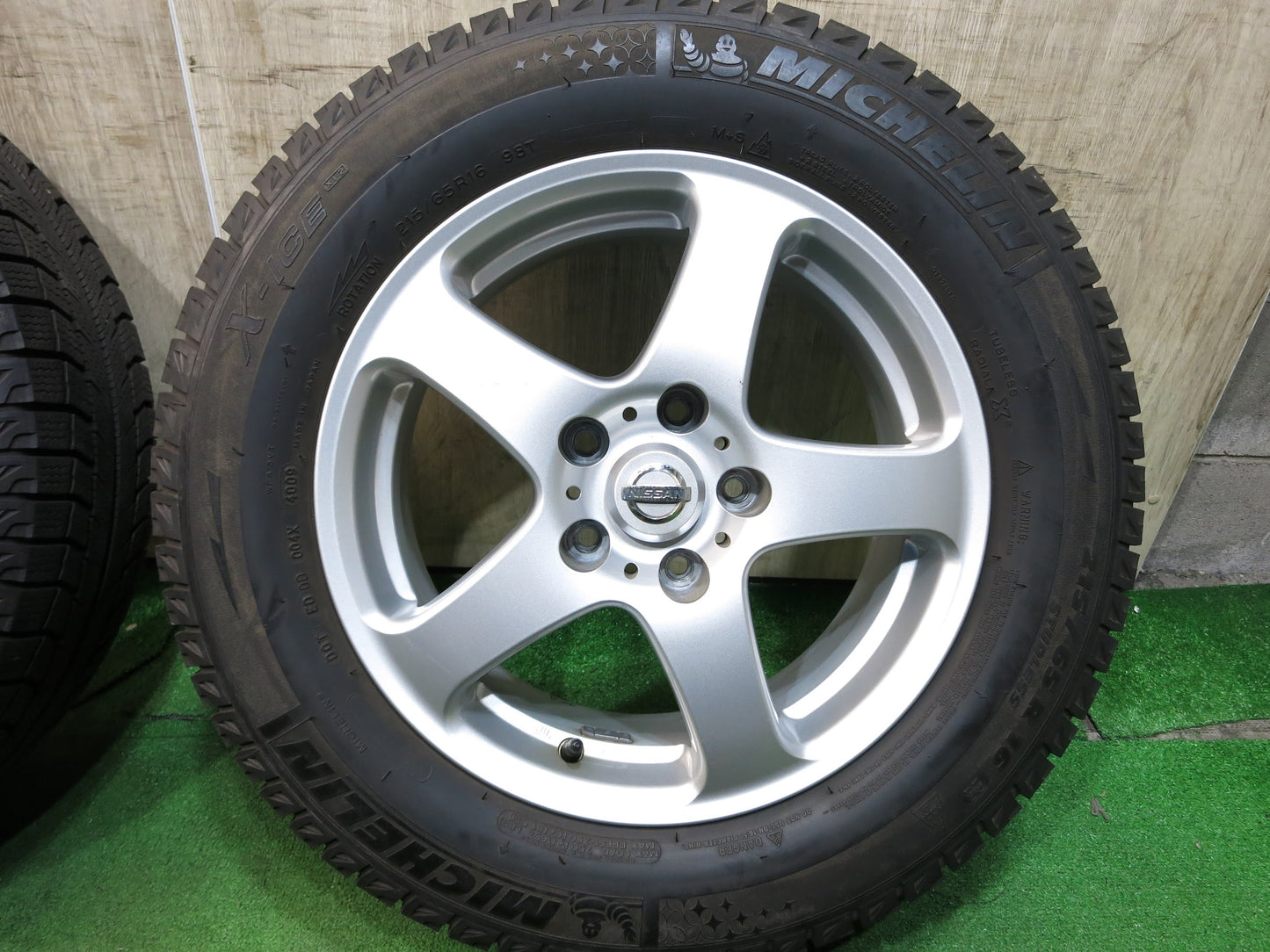 [送料無料]バリ溝！キレイ！9.5分以上★日産 エルグランド 純正 215/65R16 スタッドレス ミシュラン X-ICE XI2 16インチ PCD114.3/5H★2110904Hス