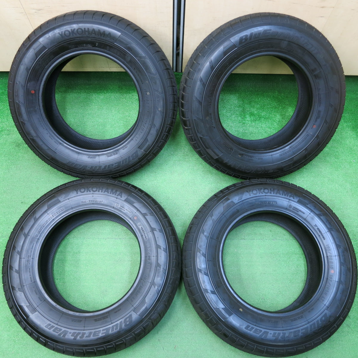 *送料無料*新車外し！21年★195/80R15 107/105N ヨコハマ BluEarth-Van RY55 タイヤ 15インチ ハイエース キャラバン等★4010804イノタ