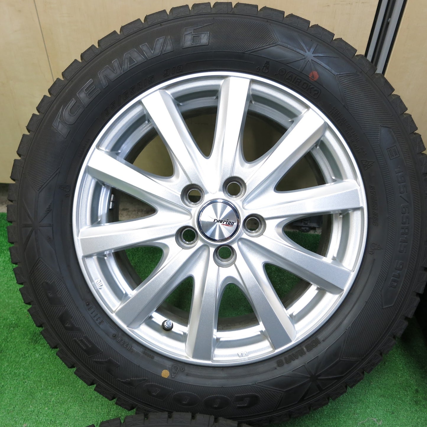 [送料無料]超バリ溝！キレイ！9.5分以上★プリウス 等 195/65R15 スタッドレス グッドイヤー アイスナビ6 ravrion RS01 ラブリオン PCD100/5H★3062401クス