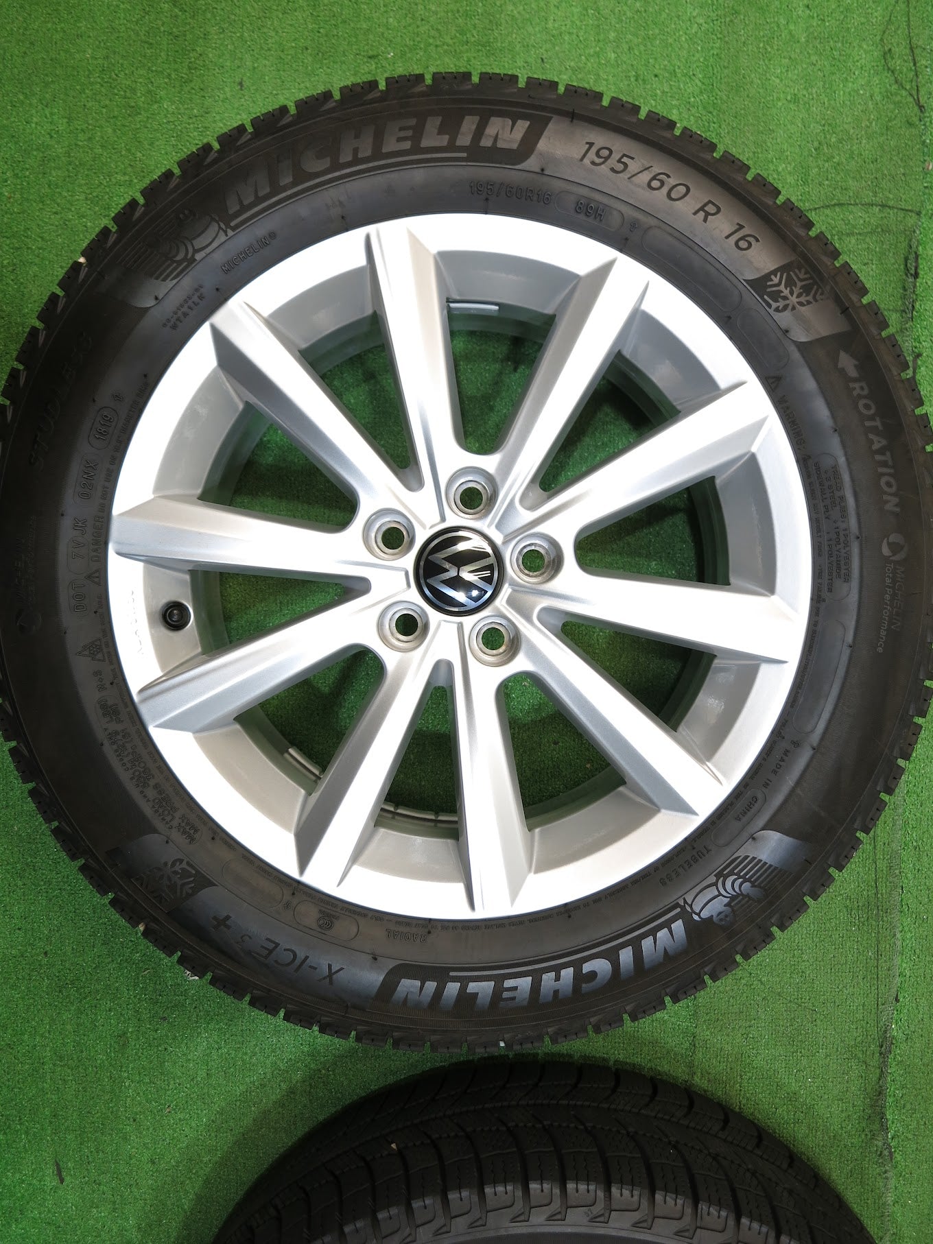 [送料無料]バリ溝！19年！綺麗！9.5分★ワーゲン T-Cross 純正 BORBET 195/60R16 スタッドレス ミシュランX-ICE3+ T-クロス ティークロス PCD100/5H★2101408Hス