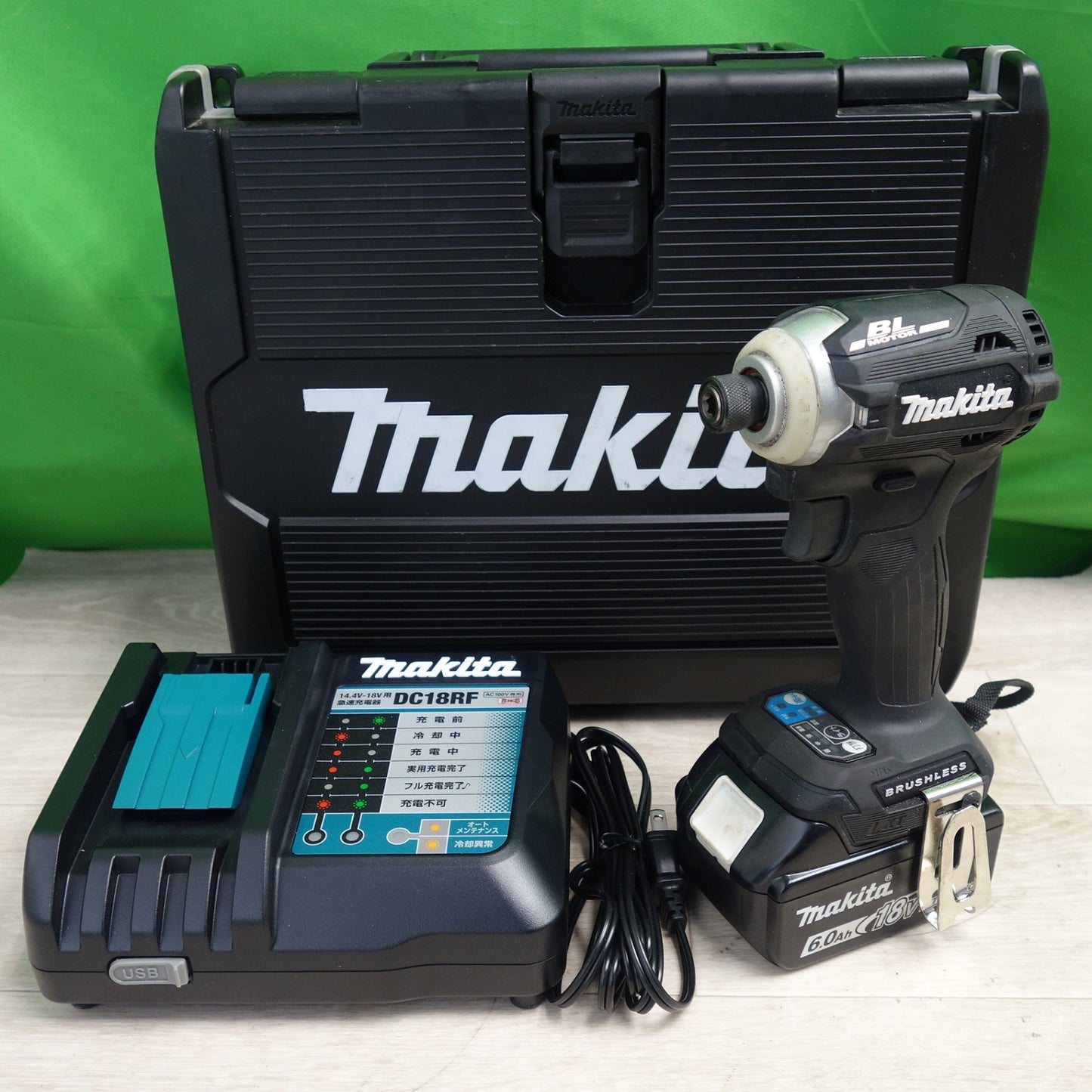 [送料無料] 付属品多数！キレイ☆マキタ 充電式 インパクトドライバ TD171D 電動 工具 充電器 DC18RF makita☆