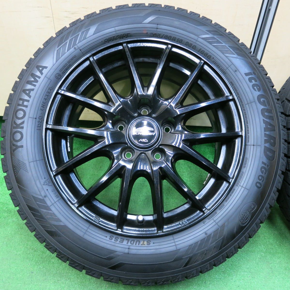 *送料無料*バリ溝！22年！キレイ！ほぼ10分★スタッドレス 205/60R16 ヨコハマ アイスガード iG60 SCHNEIDER MiD シュナイダー 16インチ PCD114.3/5H★4011709イス