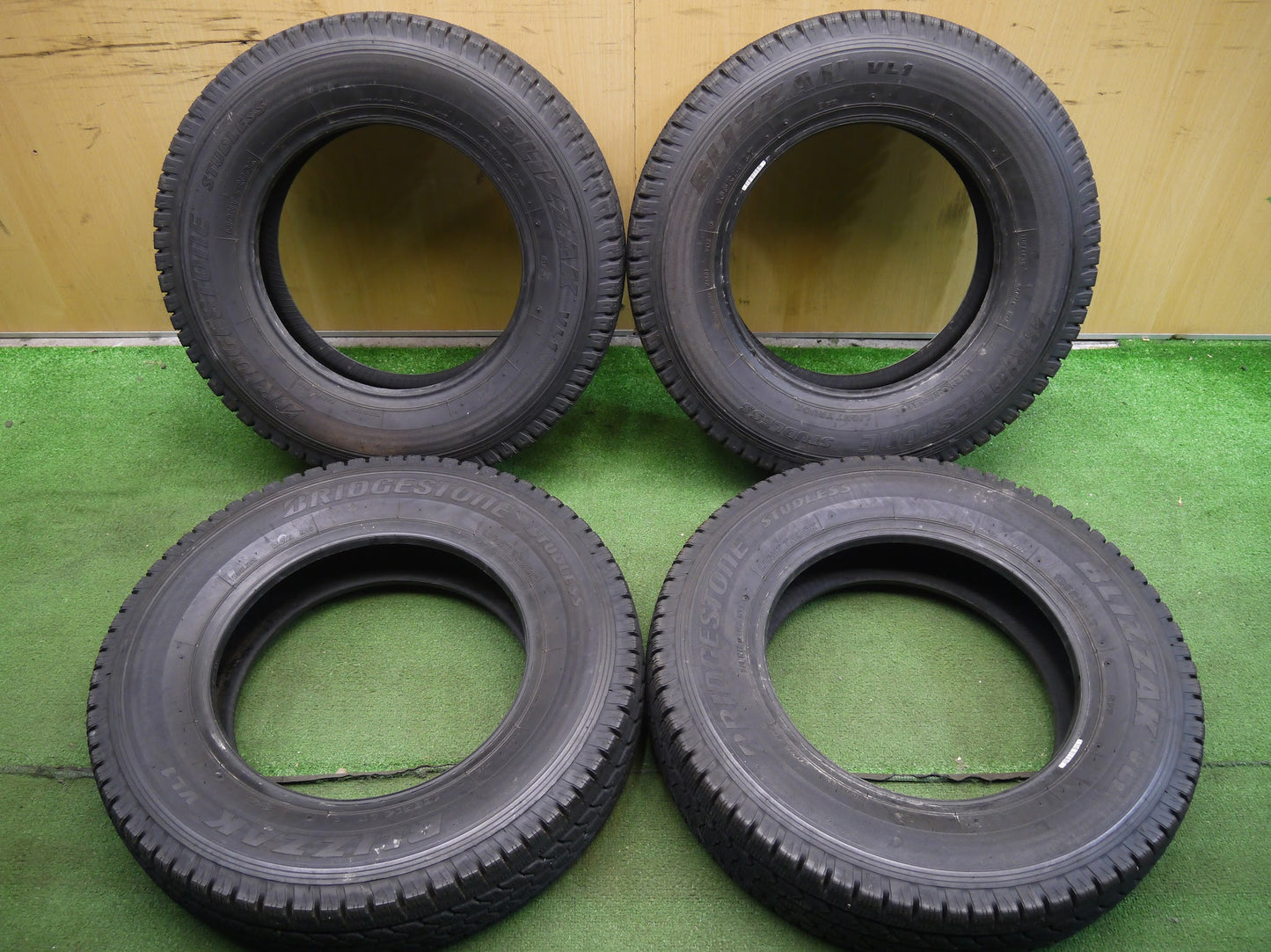[送料無料]バリ溝！18年！9.5分★スタッドレス 165R14 8PR ブリヂストン ブリザック VL1 タイヤ 14インチ ADバン バネット ボンゴ 等★2123007クスタ