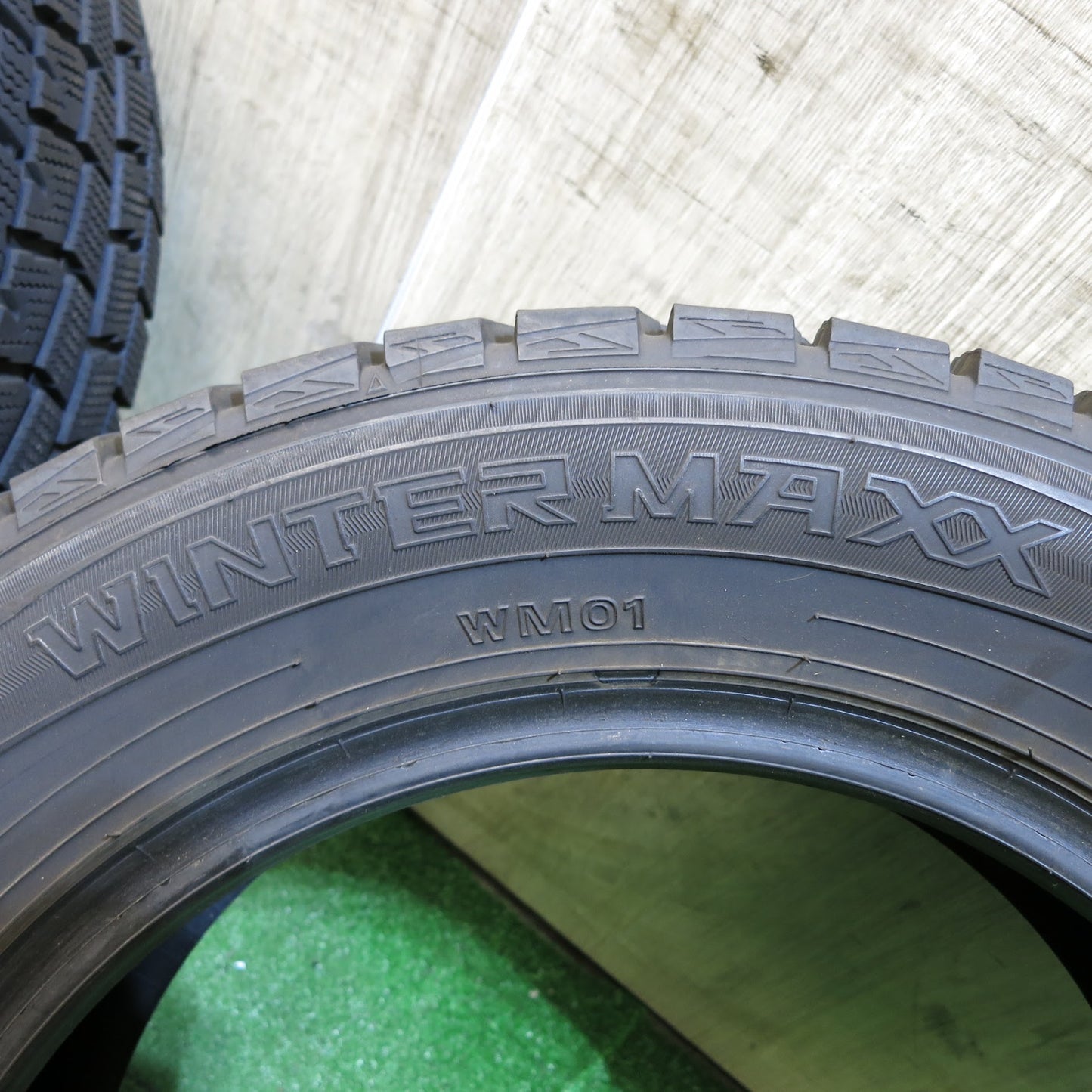 [送料無料]バリ溝！8.5分★スタッドレス 185/65R15 ダンロップ ウインターマックス WM01 タイヤ 15インチ フリード スパイク ノート デミオ 等★3062113Hスタ