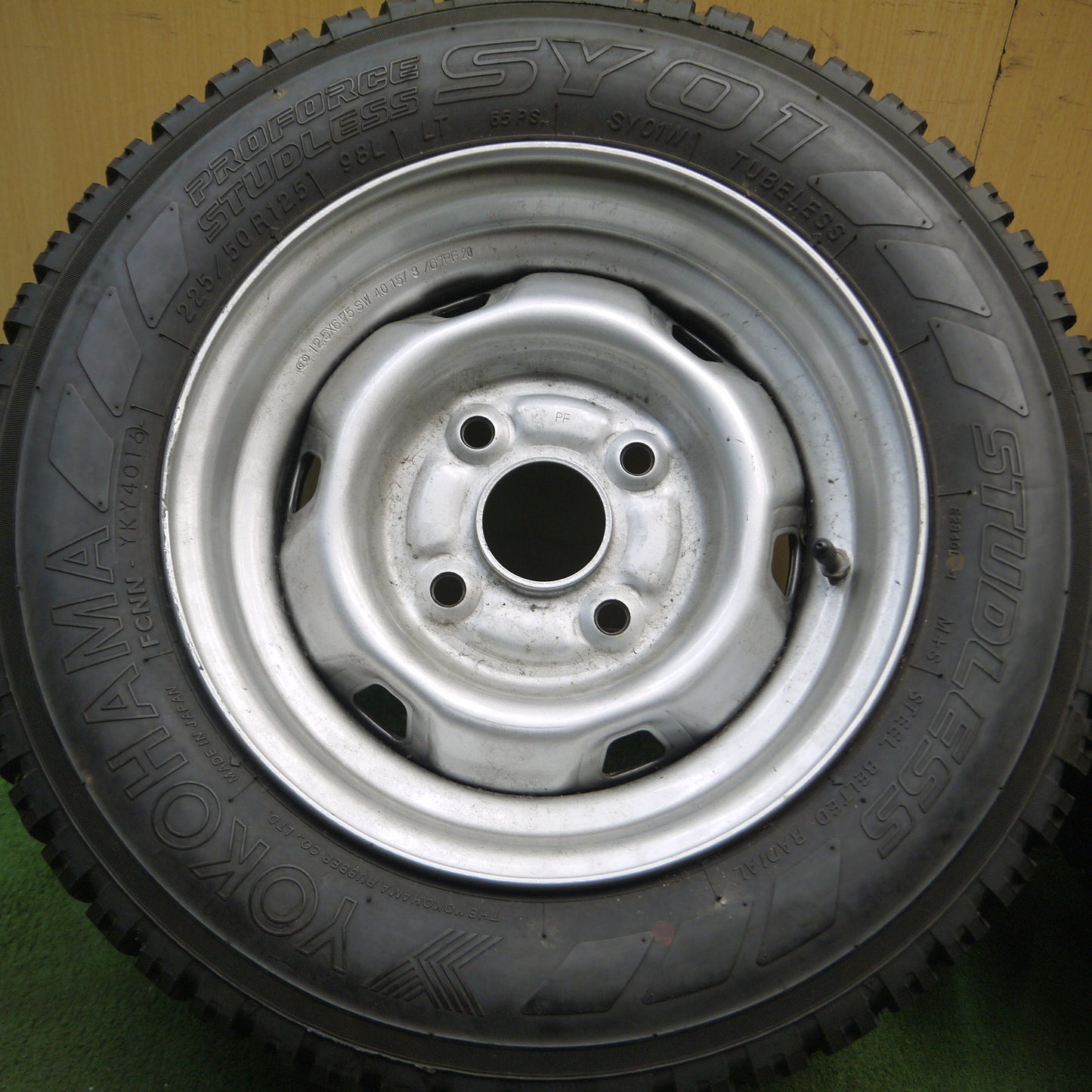 *送料無料*バリ溝！キレイ！9分★トラック スタッドレス 225/50R12.5 ヨコハマ SY01 スチール ホイール 12.5インチ PCD114.3/4H★3111706Hス