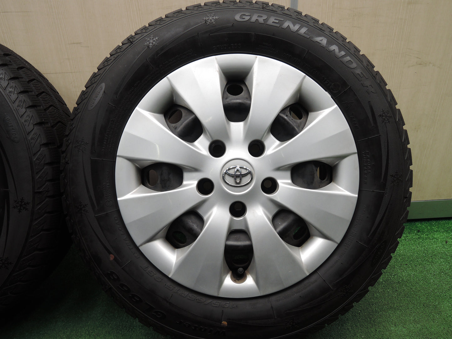 *送料無料*バリ溝！22年！ほぼ10分★トヨタ ノア ヴォクシー 純正 スチール 195/65R15 スタッドレス グリンランダー ウインター GL868 PCD114.3/5H★3112511HAス