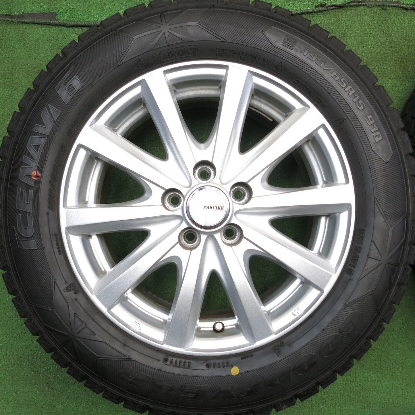 [送料無料]バリ溝！19年！キレイ！9.5分★プリウス 等 195/65R15 スタッドレス グッドイヤー アイスナビ6 ravrion RS01 ラブリオン PCD100/5H★3061912Hス