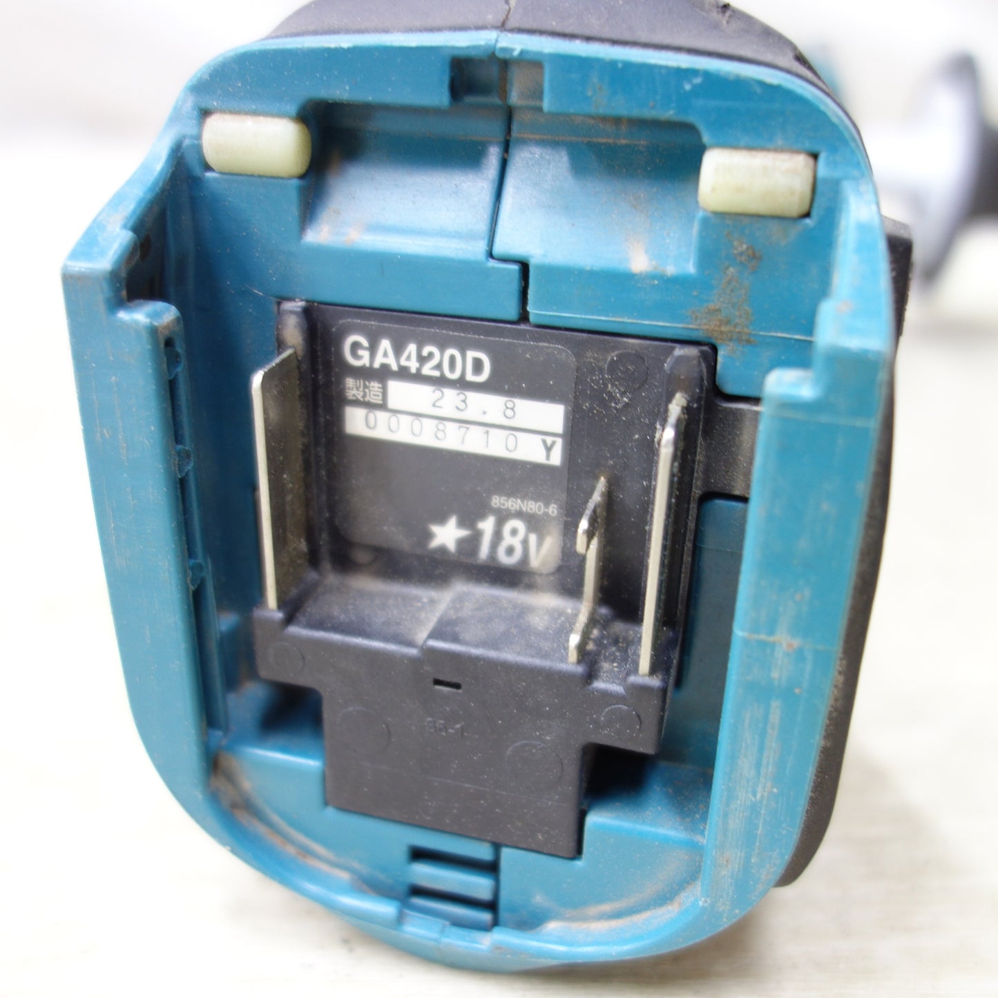 [送料無料] ◆makita マキタ 100mm 充電式ディスクグラインダ GA420D 18V 替刃付き 電動工具 研磨機 本体のみ◆