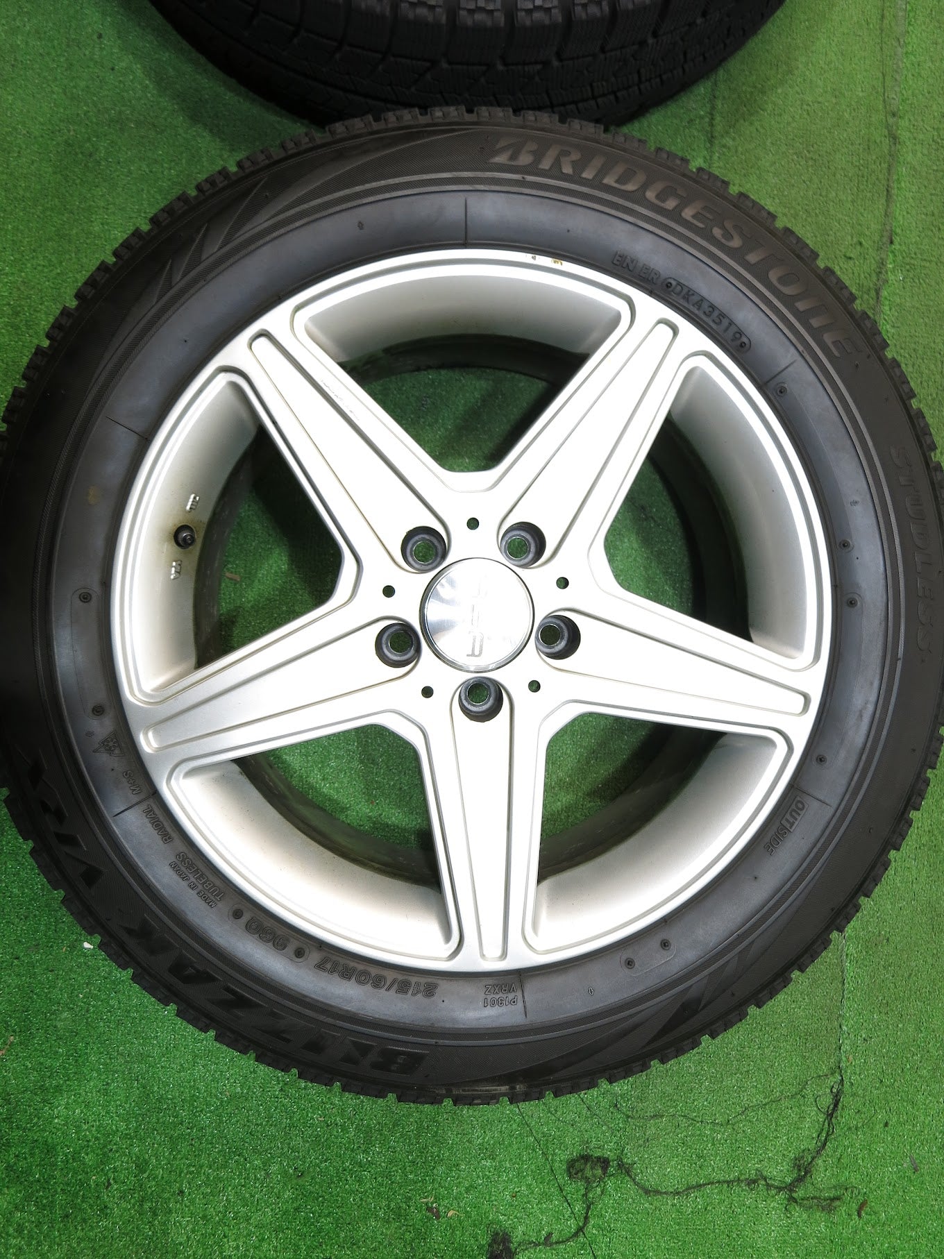 [送料無料]バリ溝！19年！9分★ベンツ 等 AGA 215/60R17 スタッドレス TAS ブリヂストン ブリザック VRX 17インチ PCD112/5H★2102111Hス