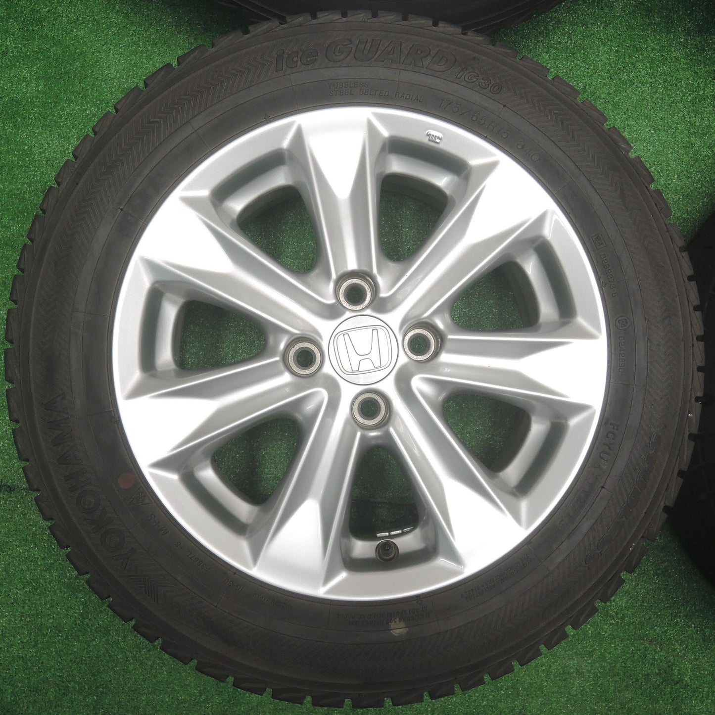 [送料無料]バリ溝！キレイ！9.5分★ホンダ GK/GP系 フィット シャトル 純正 175/65R15 スタッドレス ヨコハマ アイスガードiG30 15インチ PCD100/4H★3072709SYス