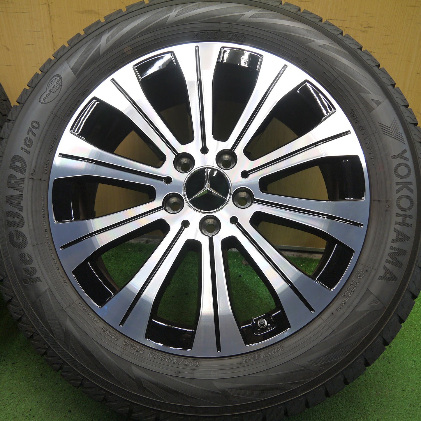 [送料無料]バリ溝！22年！キレイ！ほぼ10分★ベンツ EQA W243 H243 純正 215/60R18 スタッドレス ヨコハマ アイスガード iG70 18インチ PCD112/5H★3070705Hス