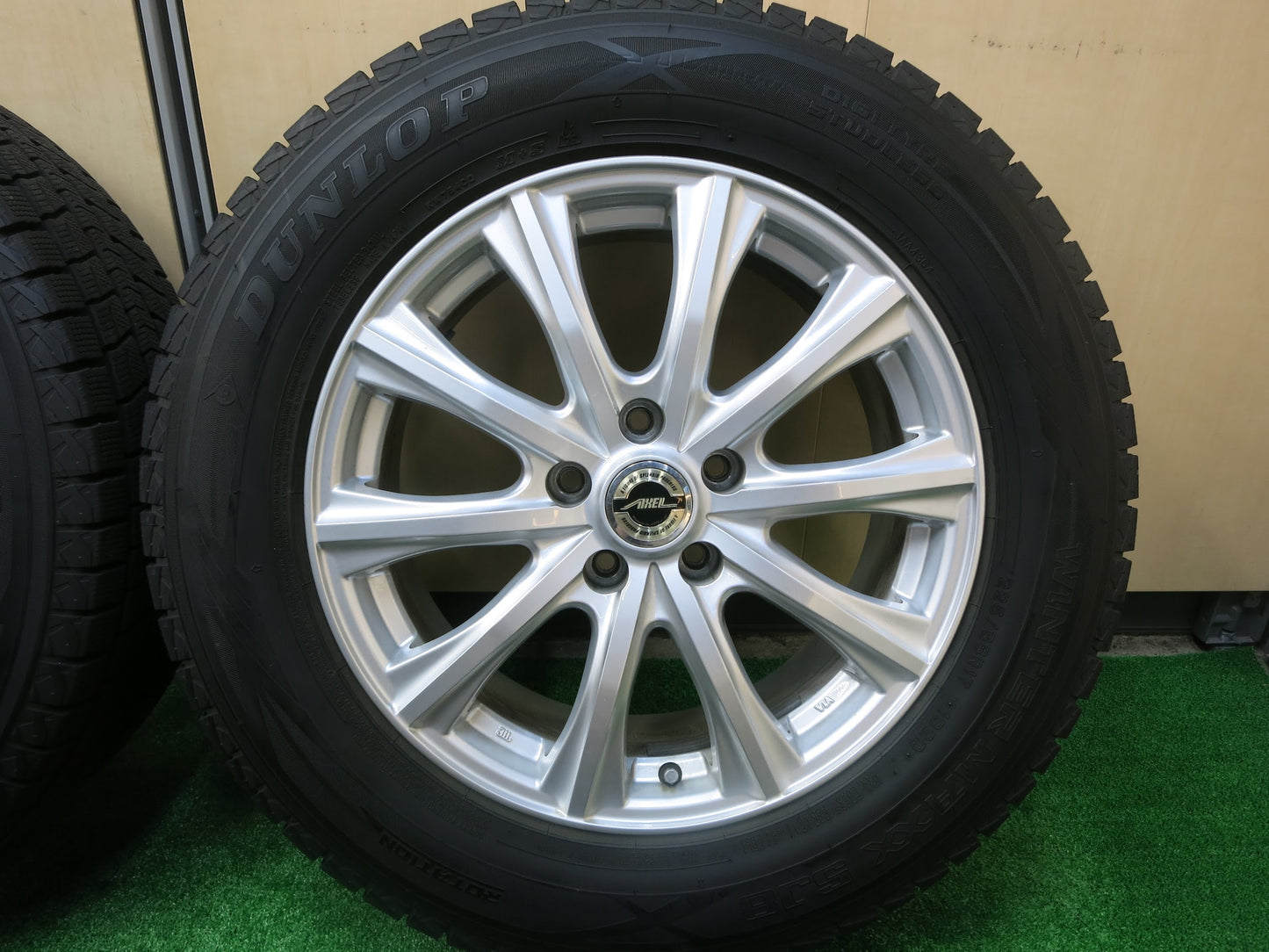 [送料無料]バリ溝！ほぼ10分★スタッドレス 225/65R17 ダンロップ ウインターマックス SJ8 AXEL アクセル 17インチ PCD114.3/5H★2110205ヒス