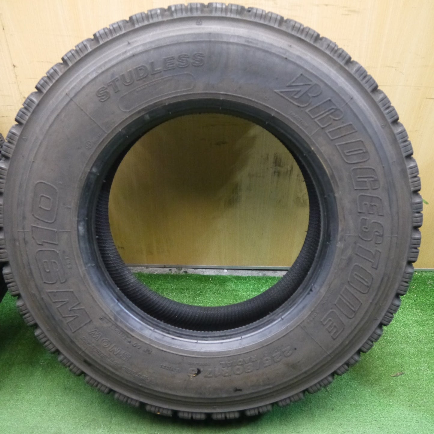 [送料無料]バリ溝！22年！9.5分★トラック タイヤ 225/80R17.5 123/122L スタッドレス ブリヂストン W910 17.5インチ★3041812クスタ