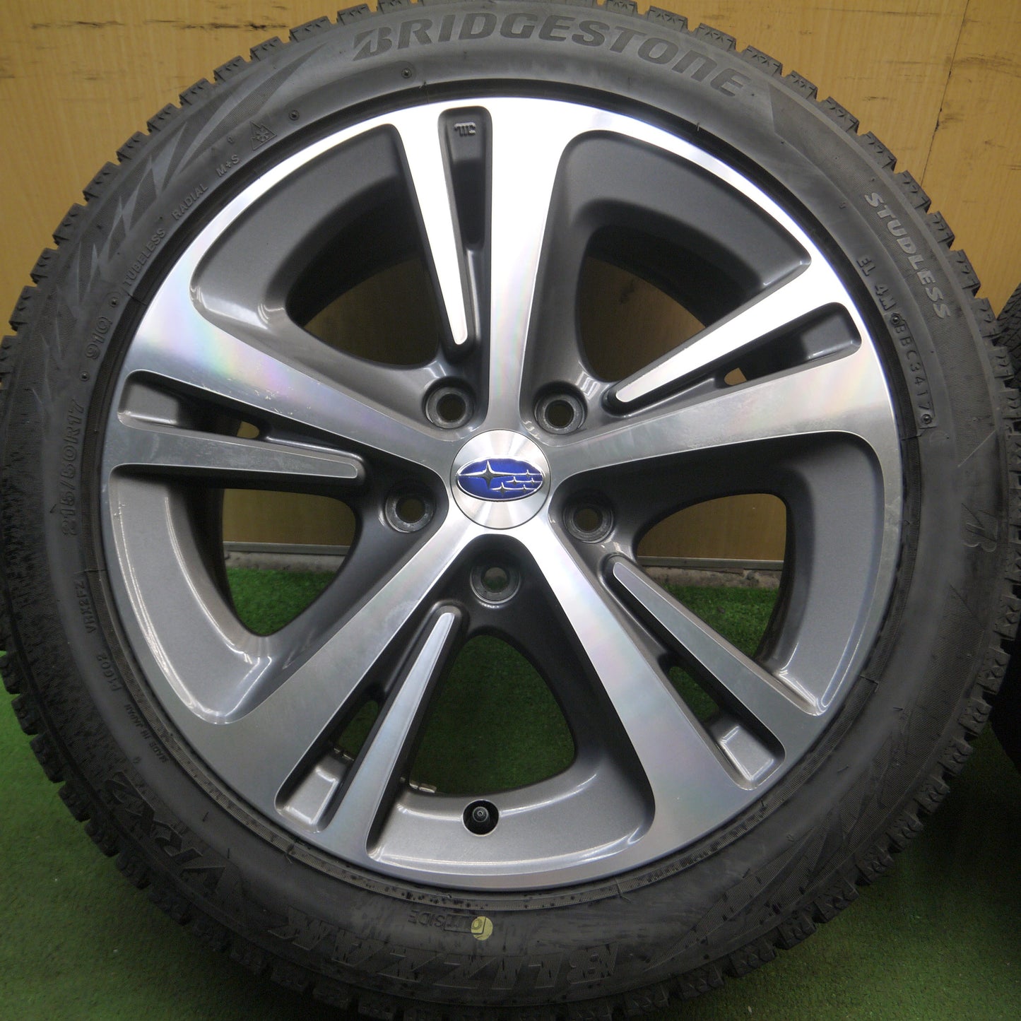 *送料無料*バリ溝！キレイ！9.5分★スバル レヴォーグ 純正 215/50R17 スタッドレス ブリヂストン ブリザック VRX2 17インチ PCD114.3/5H★3112906Hス