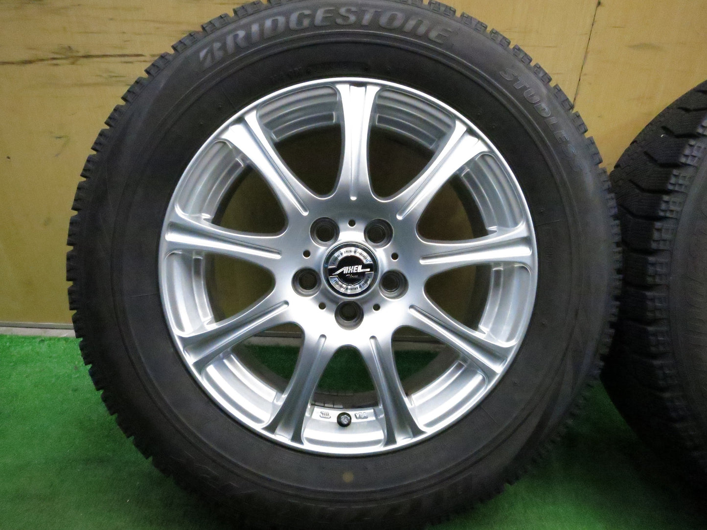 [送料無料]バリ溝！キレイ！8.5分★スタッドレス 195/65R15 ブリヂストン ブリザック VRX AXEL Three アクセル 15インチ PCD100/5H★3012501Hス