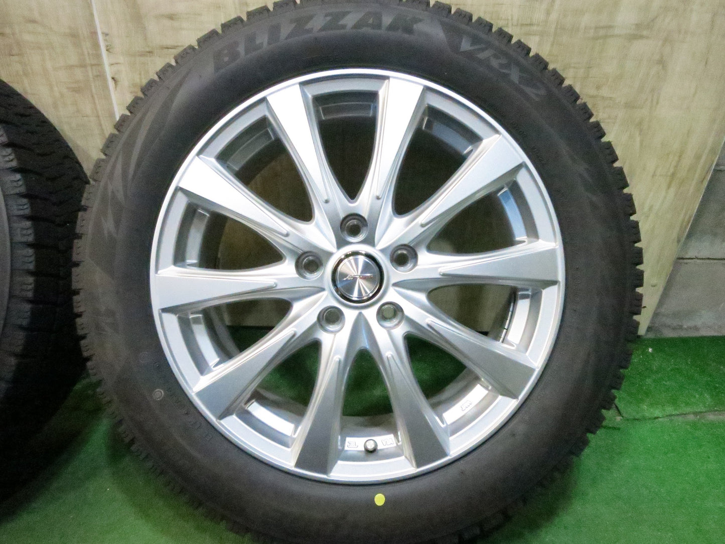 [送料無料]超バリ溝！22年！キレイ！9.5分以上★スタッドレス 215/55R17 ブリヂストン ブリザック VRX2 JOKER ジョーカー 17インチ PCD114.3/5H★3030108Hス