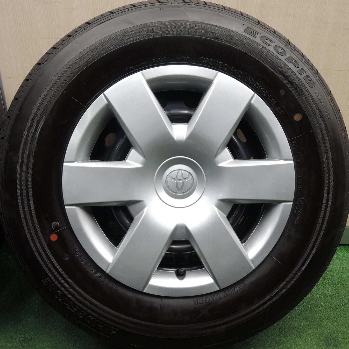 *送料無料*新車外し！23年★トヨタ ハイエース 純正 スチール 195/80R15 107/105N ブリヂストン エコピア RD613 PCD139.7/6H★4012706HAノ