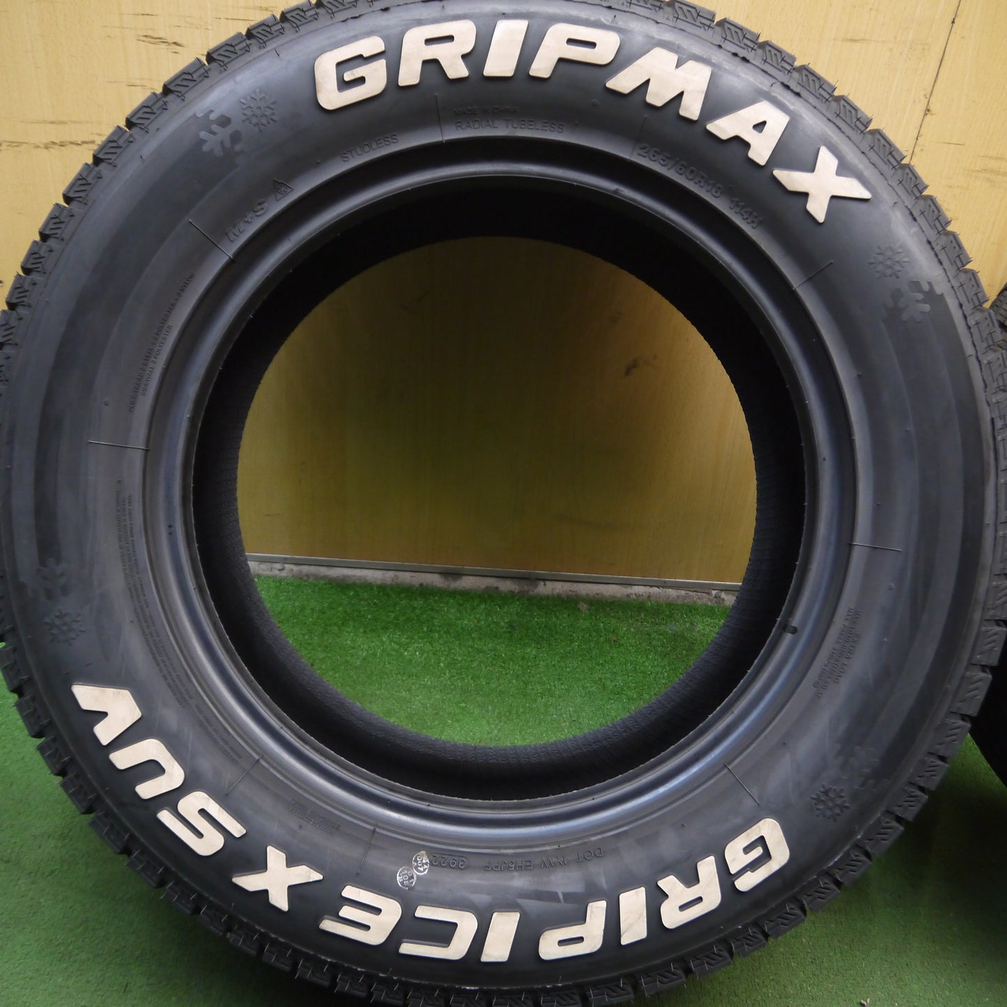 *送料無料*ほぼ未使用！22年★265/60R18 ホワイトレター グリップマックス GRIP ICE X SUV タイヤ 18インチ ランクル パジェロ ゲレンデ等★3121808Hスタ