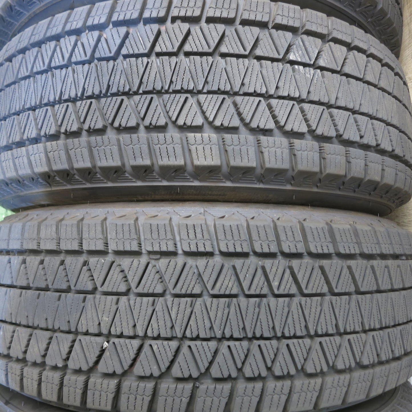 [送料無料]バリ溝！22年！キレイ！9.5分★スタッドレス 225/65R17 ブリヂストン ブリザック DM-V3 PREO プレオ 17インチ PCD114.3/5H★3052602Hス