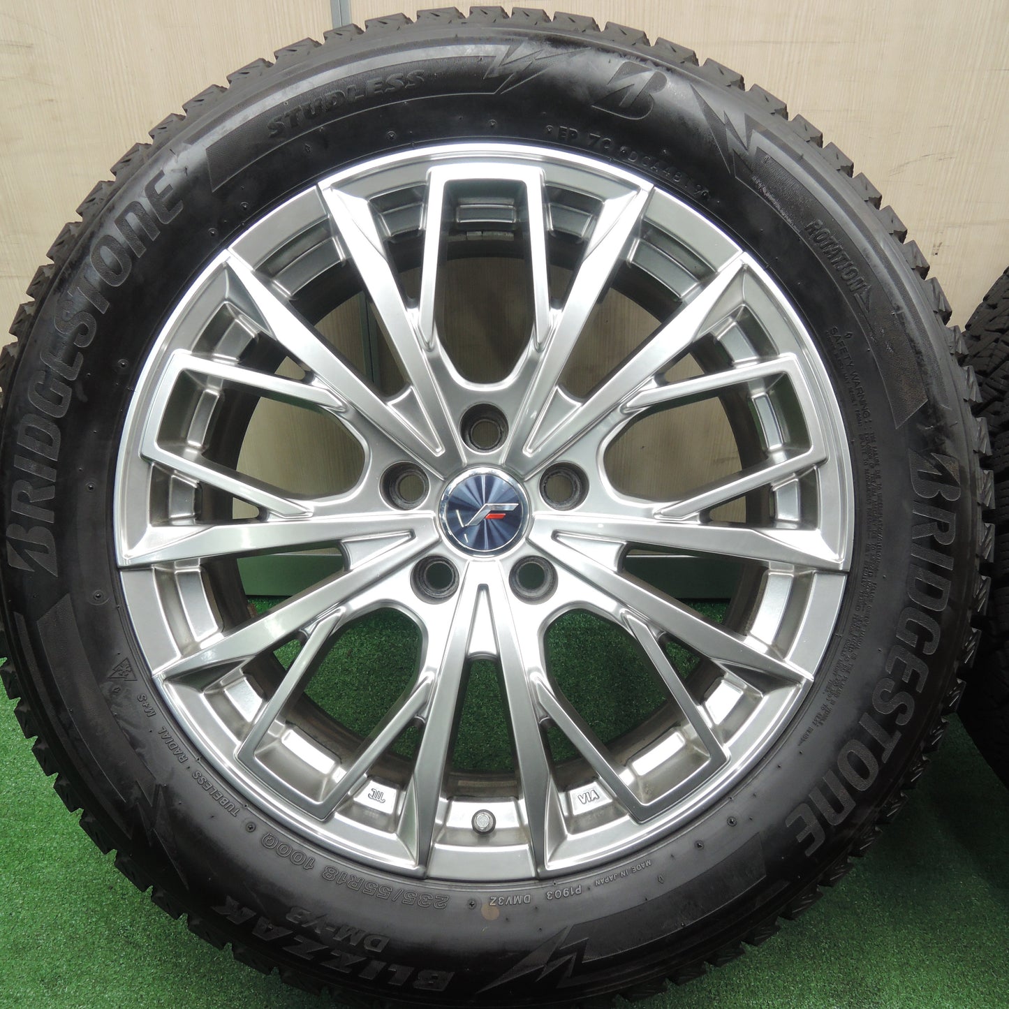 *送料無料*バリ溝！19年！キレイ！9.5分★スタッドレス 235/55R18 ブリヂストン ブリザック DM-V3 社外 アルミ ホイール 18インチ PCD114.3/5H★3112405TNス