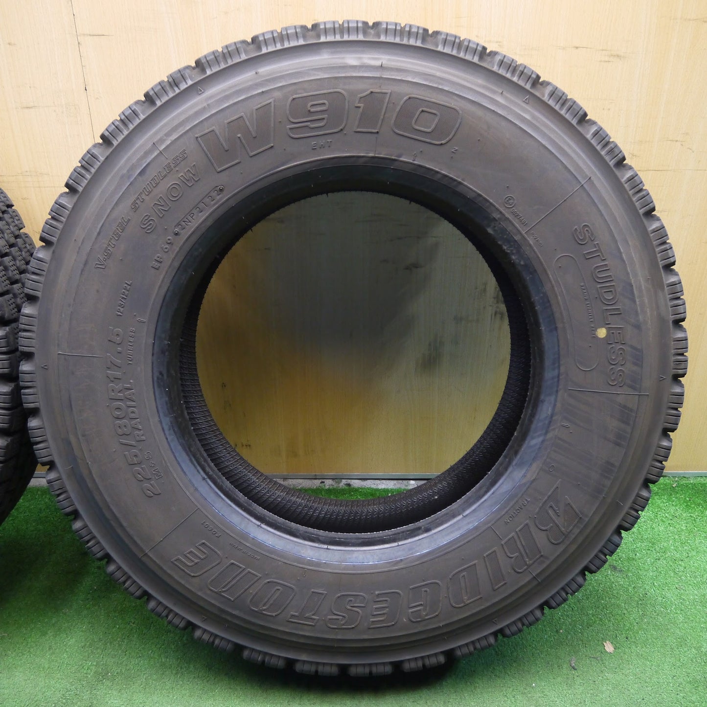 [送料無料]バリ溝！22年！9分★トラック タイヤ 225/80R17.5 123/122L スタッドレス ブリヂストン W910 17.5インチ★3050301クスタ