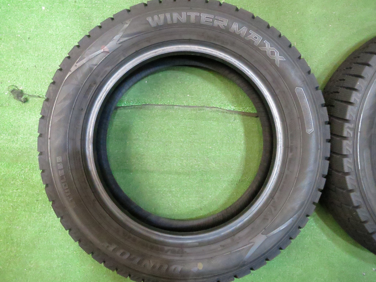 [送料無料]ほぼ未使用！21年★スタッドレス 175/65R15 ダンロップ ウインターマックス WM02 タイヤ 15インチ フィット アクア ヴィッツ キューブ 等★3012705Hスタ