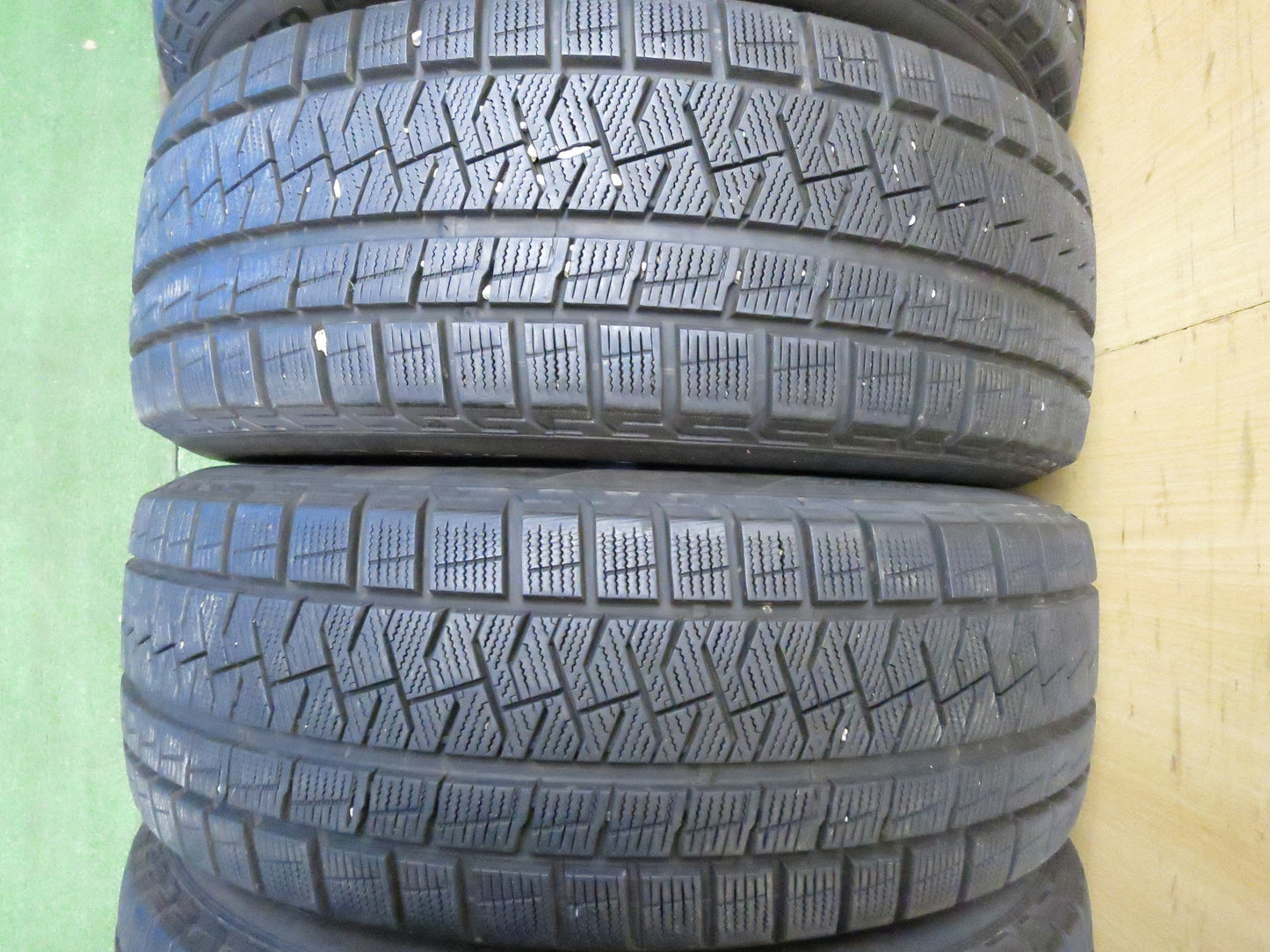 [送料無料]バリ溝！9分★スタッドレス 205/60R16 ピレリ アイスアシンメトリコ プラス タイヤ 16インチ ノア ヴォクシー ステップワゴン 等★3011007Hスタ