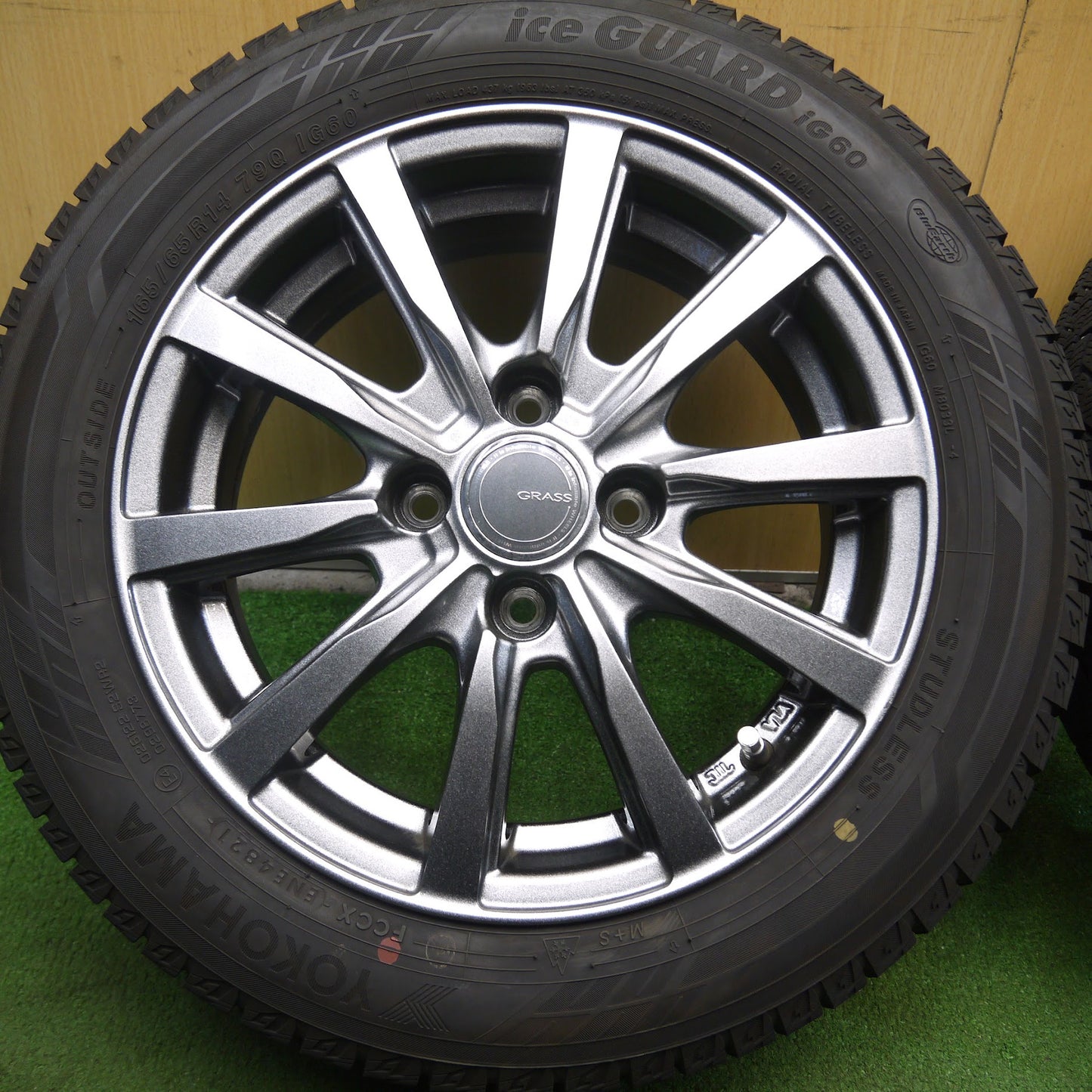[送料無料]バリ溝！21年！キレイ！9.5分以上★スタッドレス 165/65R14 ヨコハマ アイスガード iG60 GRASS グラス 14インチ PCD100/4H★3062608Hス