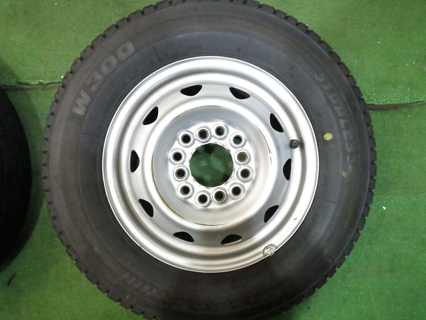 [送料無料]バリ溝！21年！8.5分★スタッドレス 145R12 6PR ブリヂストン W300 スチール ホイール 12インチ PCD 100 110 114.3/4H マルチ★3021001Hス