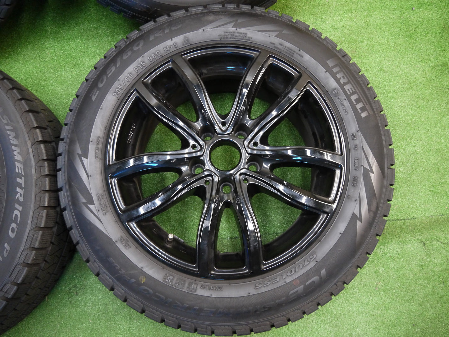 [送料無料]バリ溝！19年！綺麗！9.5分以上★スタッドレス BMW 等 MAK 205/60R16 ピレリ アイスアシンメトリコ プラス KBA52060 16インチ PCD112/5H★1122402ヤス