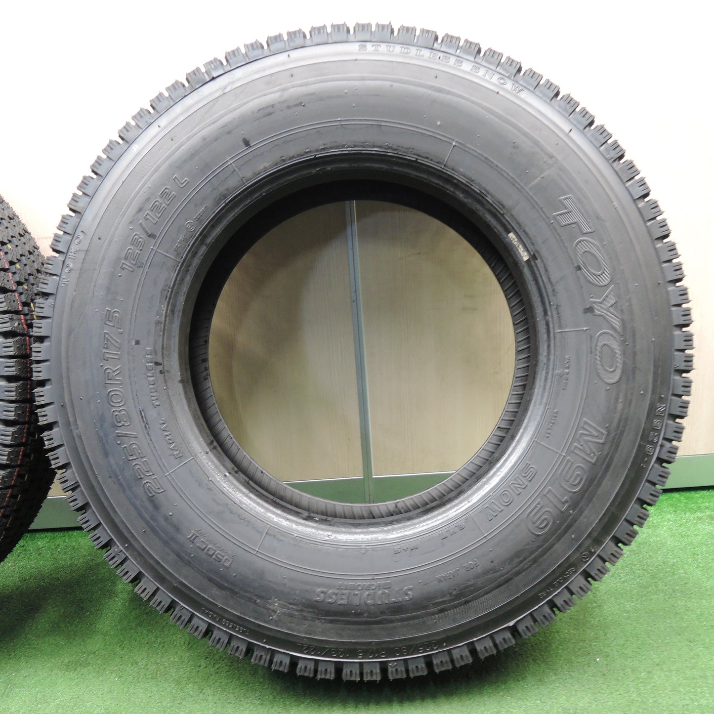 *送料無料*未使用！22年★トラック 再生タイヤ 225/80R17.5 123/122L スタッドレス トーヨー M919 ベース TOKO M929 17.5インチ★4011602NJスタ