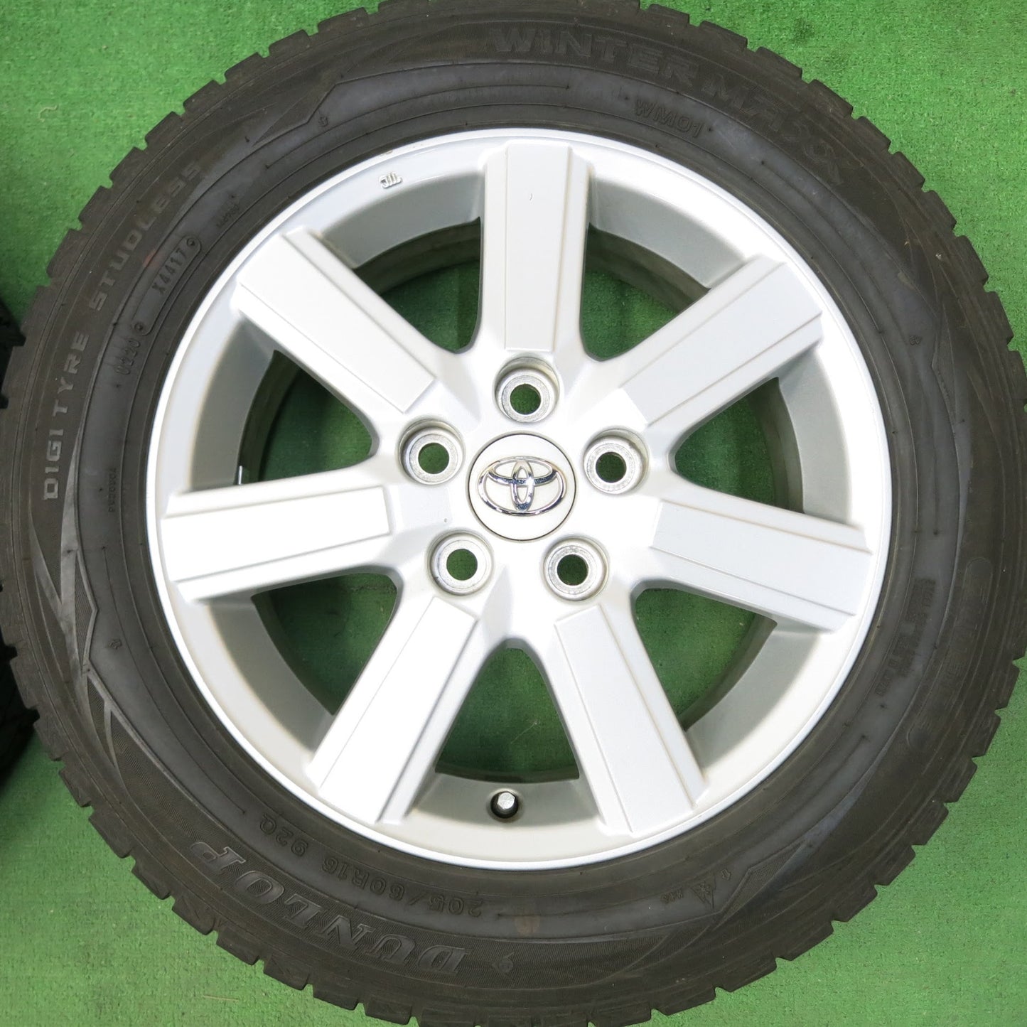 [送料無料]バリ溝！8.5分★トヨタ 70系 ノア ヴォクシー 純正 205/60R16 スタッドレス ダンロップ ウインターマックス WM01 16インチ PCD114.3/5H★3062807ヒス