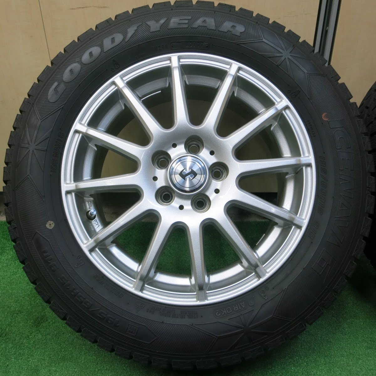 [送料無料]バリ溝！キレイ！9.5分以上★プリウス 等 195/65R15 スタッドレス グッドイヤー アイスナビ6 社外 アルミ ホイール 15インチ PCD100/5H★3062405イス