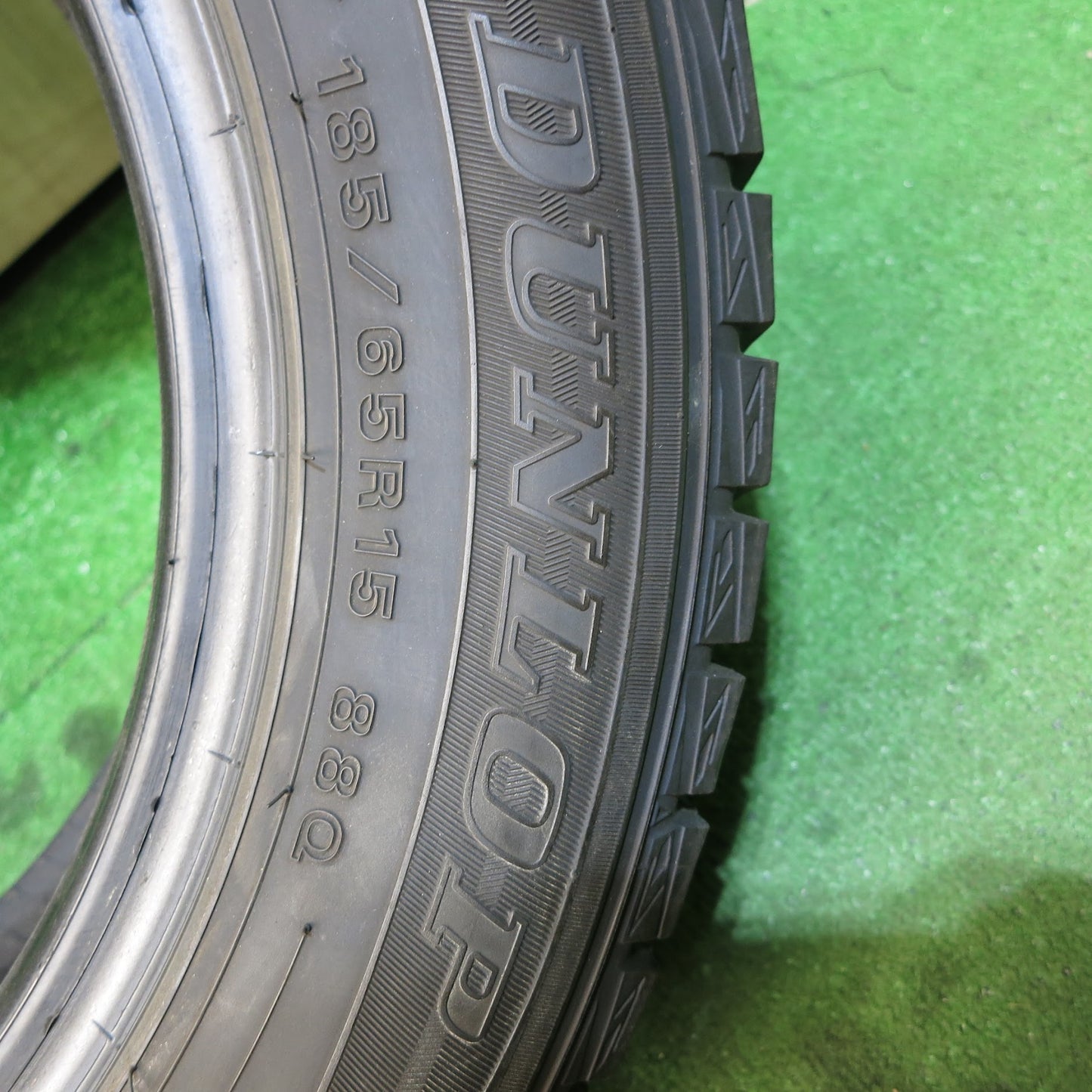 [送料無料]バリ溝！8.5分★スタッドレス 185/65R15 ダンロップ ウインターマックス WM01 タイヤ 15インチ フリード スパイク ノート デミオ 等★3062113Hスタ