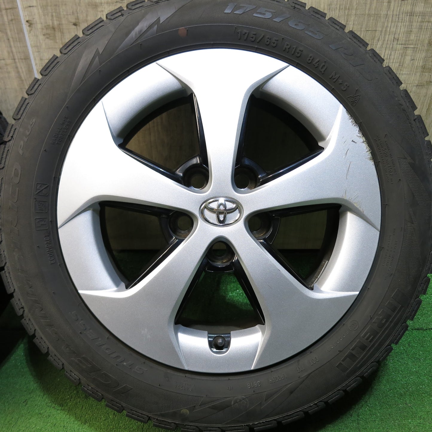 [送料無料]4本価格★トヨタ 30系 プリウス 純正 175/65R15 スタッドレス ピレリ アイスアシンメトリコ プラス 15インチ PCD100/5H★3042615Hス