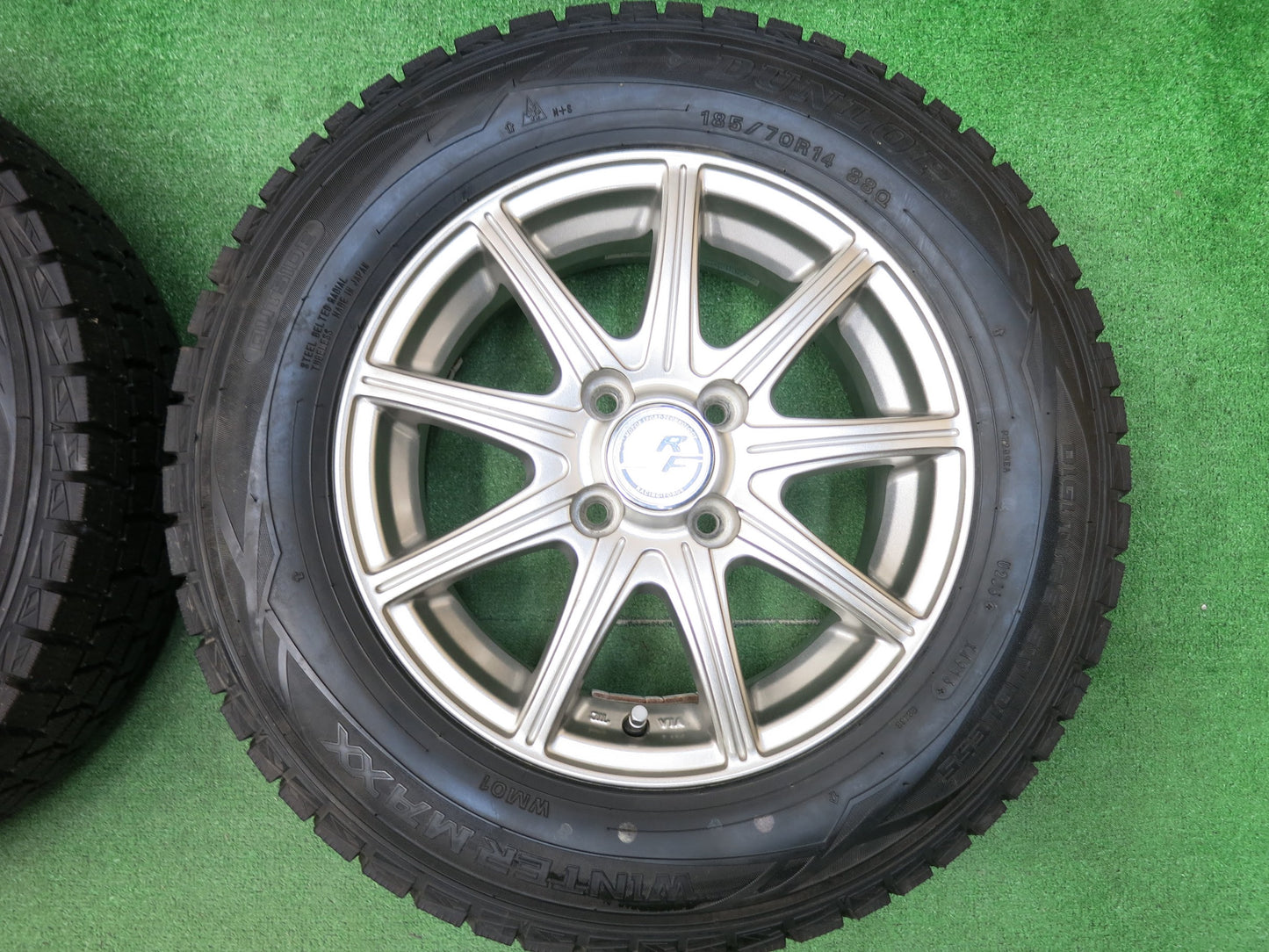 [送料無料]タイヤほぼ未使用！キレイ★スタッドレス 185/70R14 ダンロップ ウインターマックス WM01 RACING FORCE RF 14インチ PCD100/4H★2122808ヒス