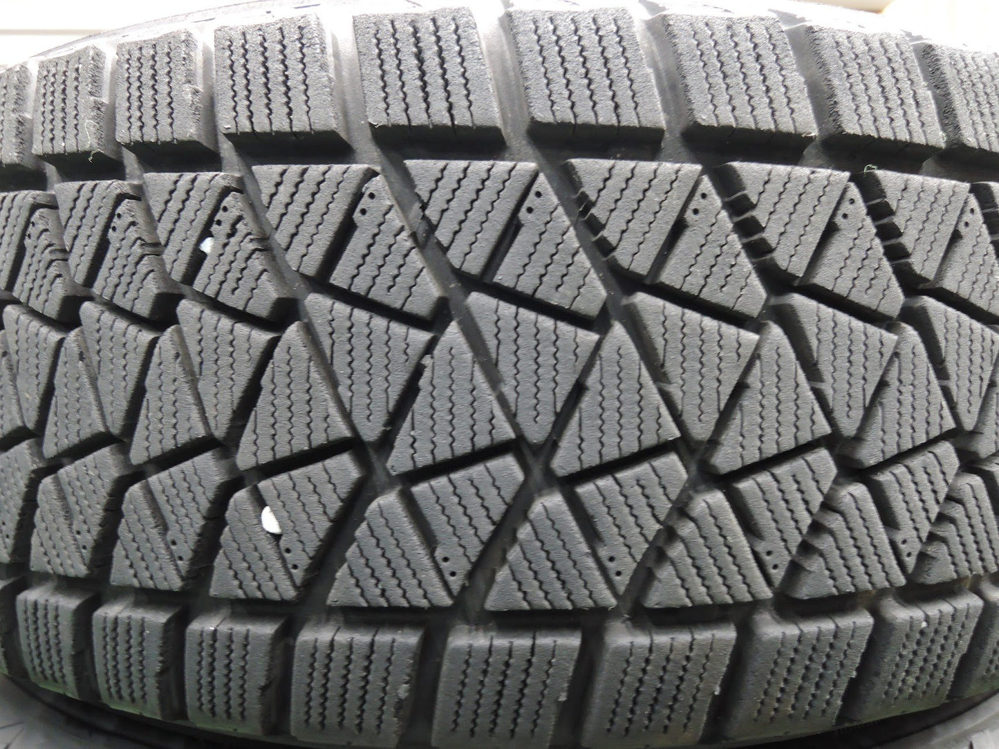 [送料無料]バリ溝！キレイ！9分★スタッドレス 225/60R17 ブリヂストン ブリザック DM-V2 ECO FORME エコフォルム PCD100/5H★3112404HAス
