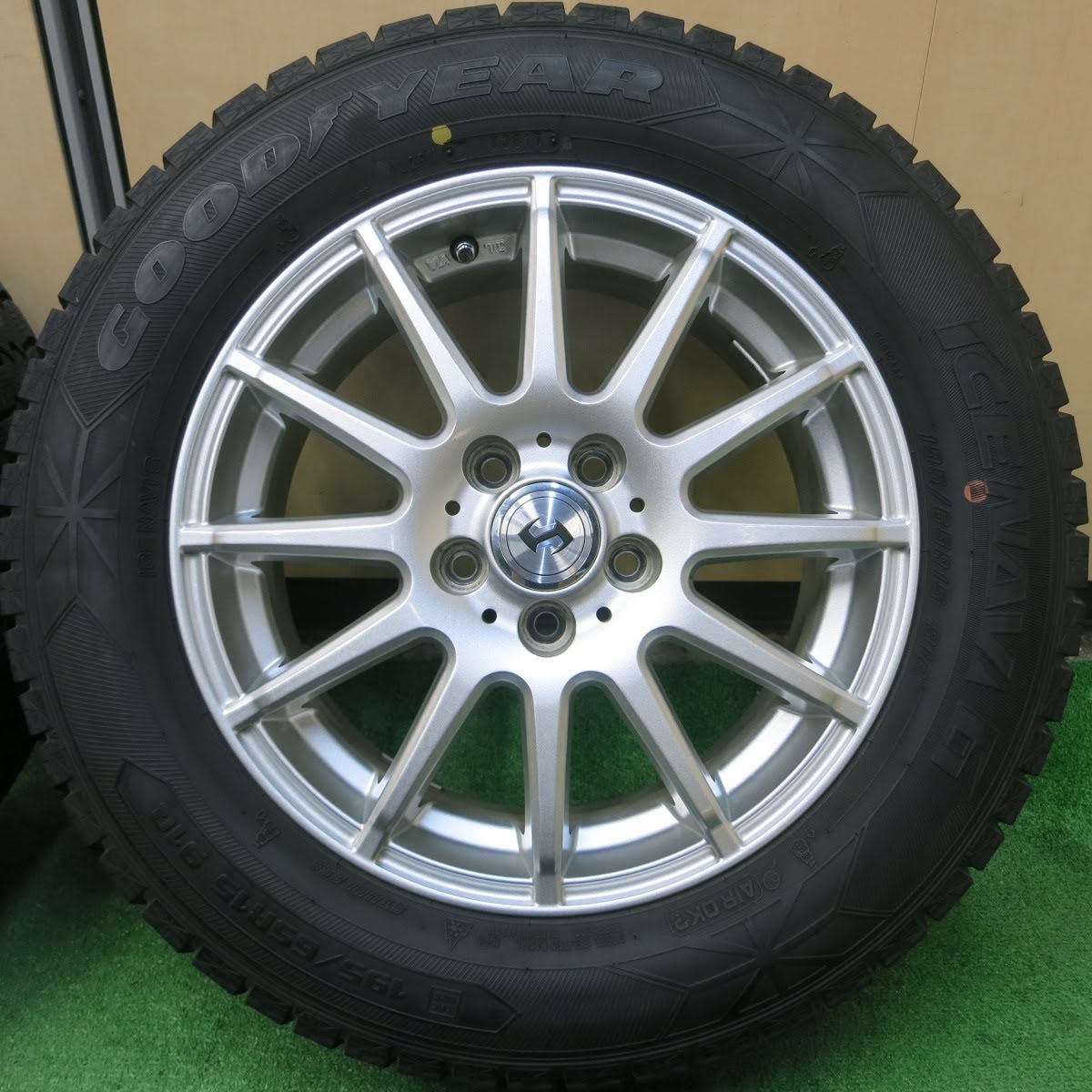 [送料無料]バリ溝！キレイ！9.5分以上★プリウス 等 195/65R15 スタッドレス グッドイヤー アイスナビ6 社外 アルミ ホイール 15インチ PCD100/5H★3062405イス
