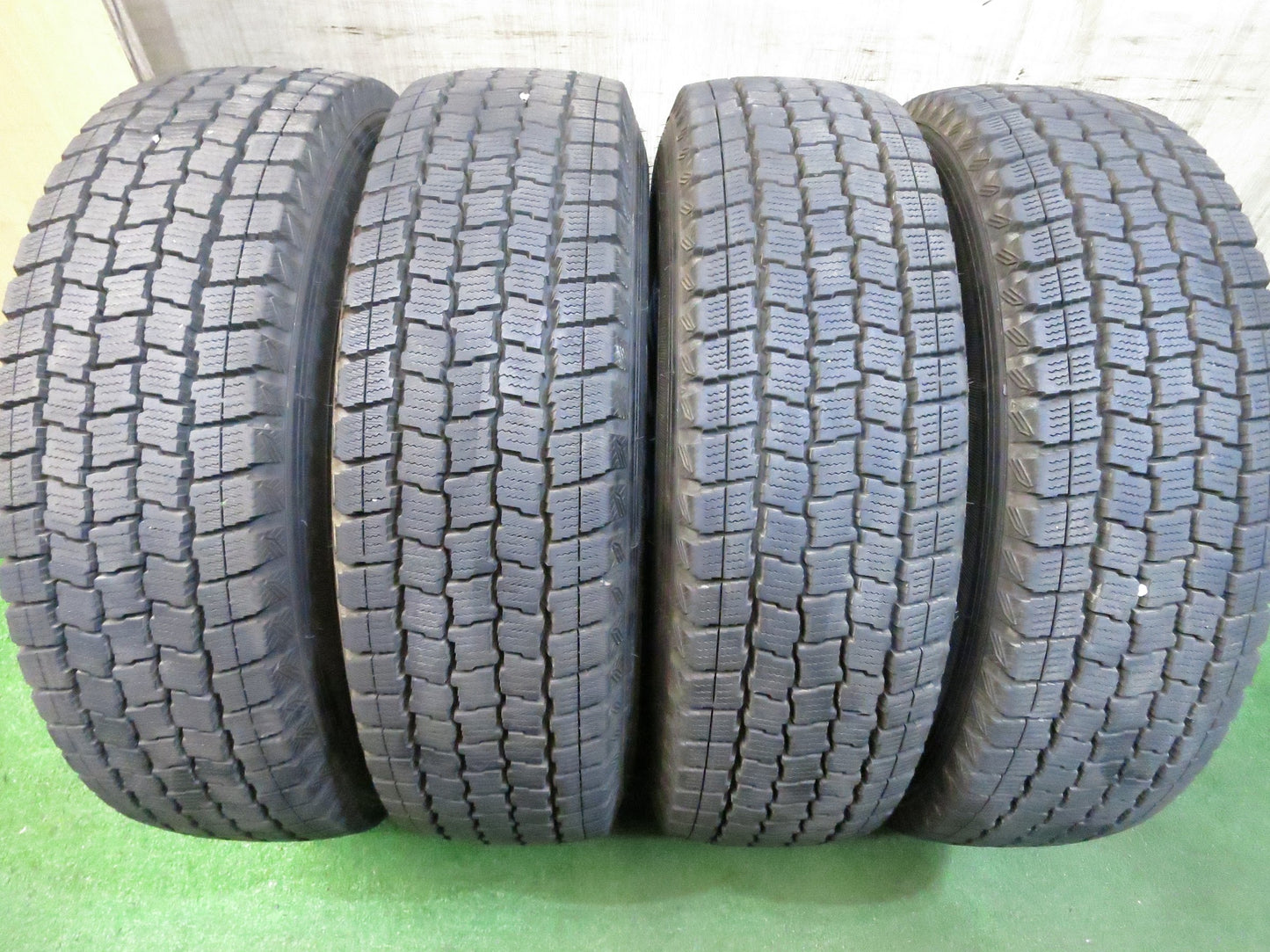 [送料無料]バリ溝！9.5分以上★トヨタ 200系 ハイエース 純正 スチール 195/80R15 スタッドレス グッドイヤー アイスナビ カーゴ PCD139.7/6H★3022208Hス