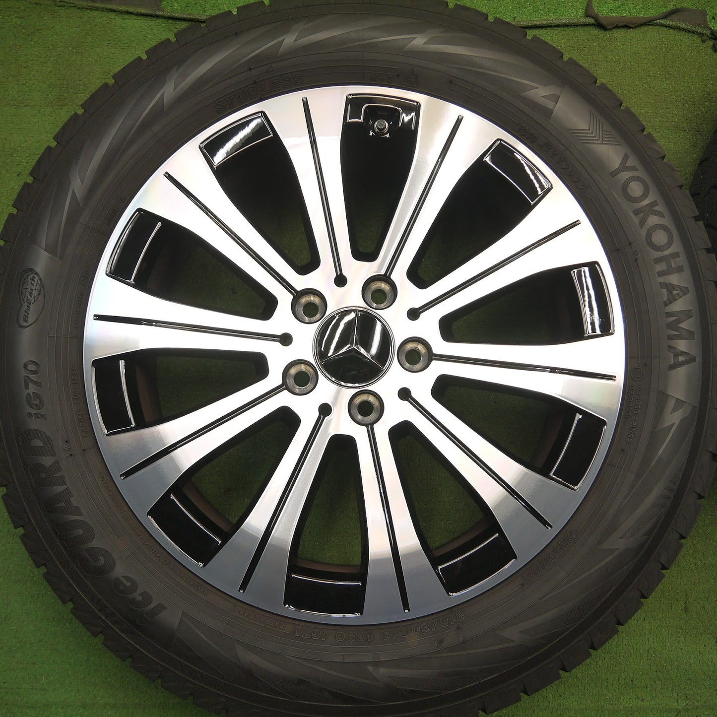 [送料無料]バリ溝！22年！キレイ！ほぼ10分★ベンツ EQA W243 H243 純正 215/60R18 スタッドレス ヨコハマ アイスガード iG70 18インチ PCD112/5H★3070705Hス