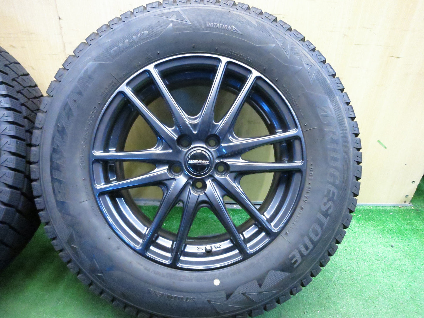 [送料無料]バリ溝！キレイ！9.5分★スタッドレス 215/70R16 ブリヂストン ブリザック DM-V2 WAREN ヴァーレン 16インチ PCD100/5H スバル XV 等★3013103Hス
