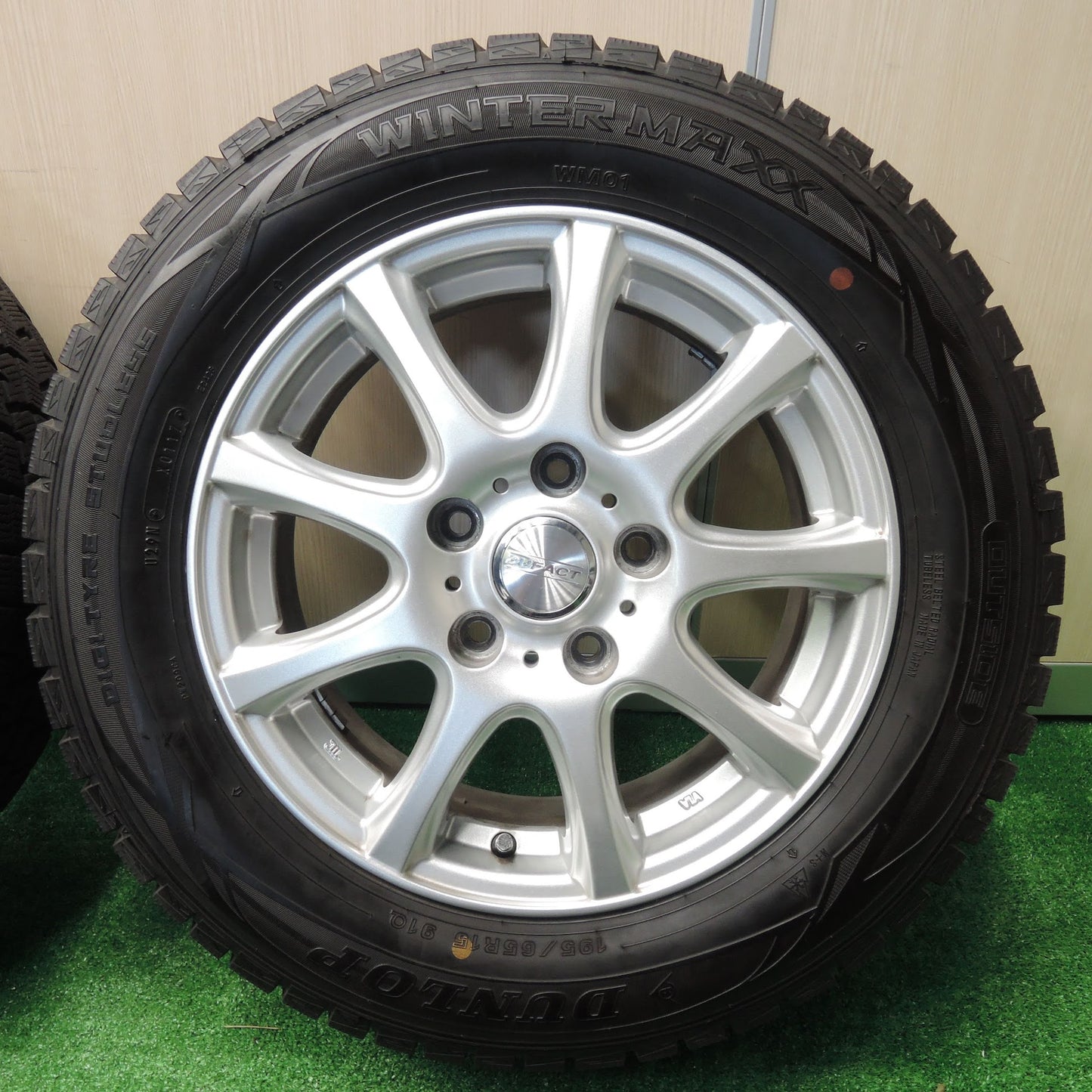 [送料無料]バリ溝！キレイ！9.5分★スタッドレス 195/65R15 ダンロップ ウインターマックス WM01 DUFACT デュファクト 15インチ PCD114.3/5H★3102402NJス