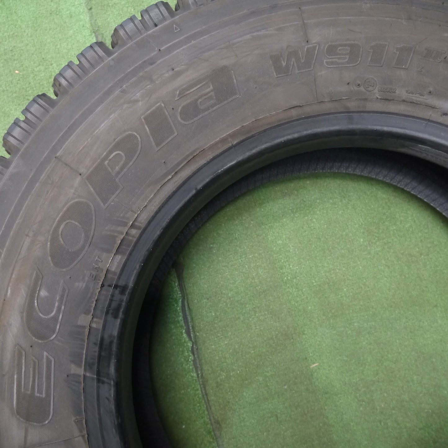 [送料無料]バリ溝！22年！9分★トラック タイヤ 265/70R19.5 140/138J スタッドレス ブリヂストン エコピア W911Ⅱ 19.5インチ★3032804クスタ