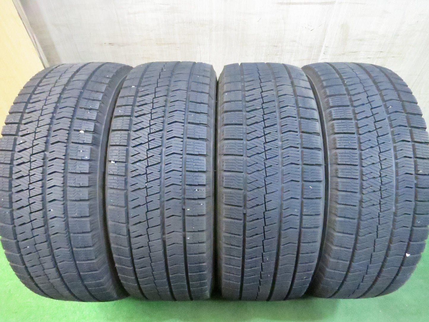 [送料無料]超バリ溝！22年！キレイ！9.5分以上★スタッドレス 215/55R17 ブリヂストン ブリザック VRX2 JOKER ジョーカー 17インチ PCD114.3/5H★3030108Hス