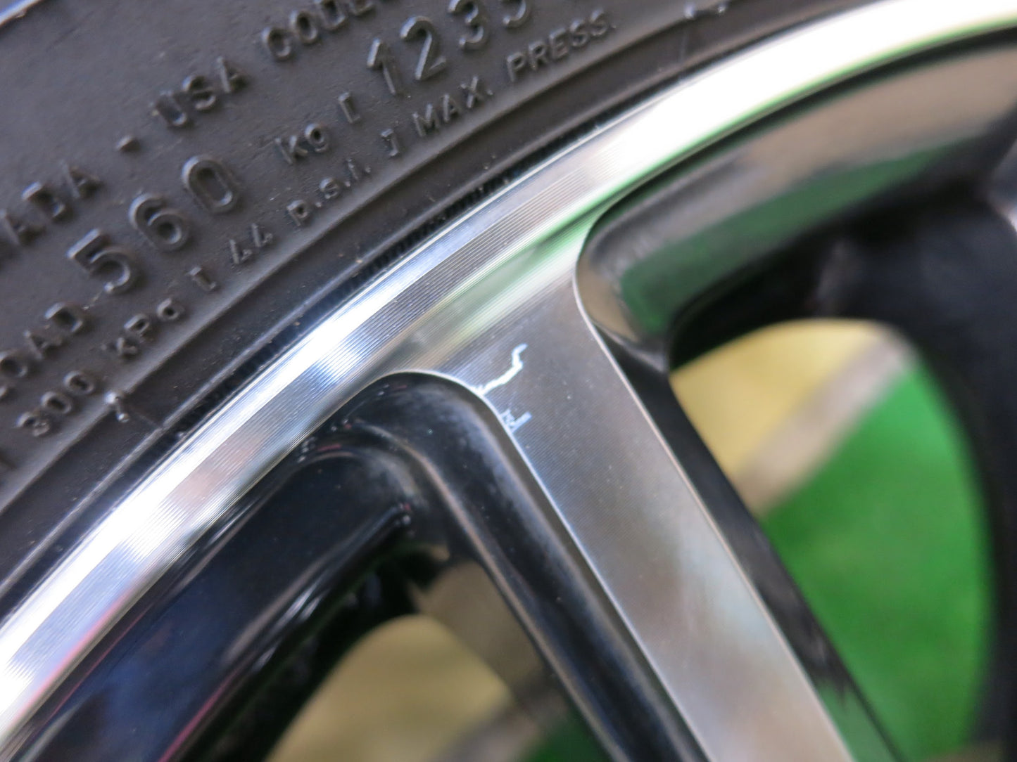 [送料無料]バリ溝！9.5分以上★スタッドレス 185/65R15 ピレリ アイスアシンメトリコ プラス STRANGER ストレンジャー 15インチ PCD100/4H★3030104ヒス